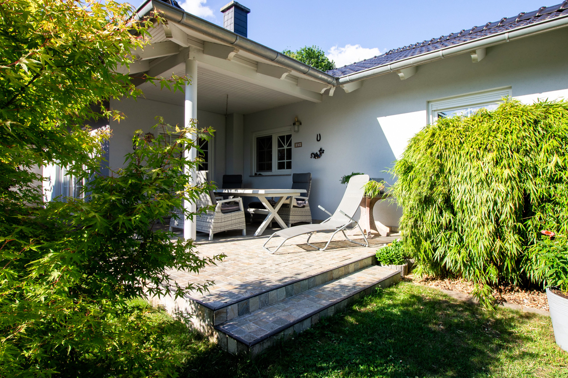 Modernes und energieeffizientes Bungalow mit Wärmpepumpe, Fußbodenheizung, Kamin und Doppelcarport - Terasse