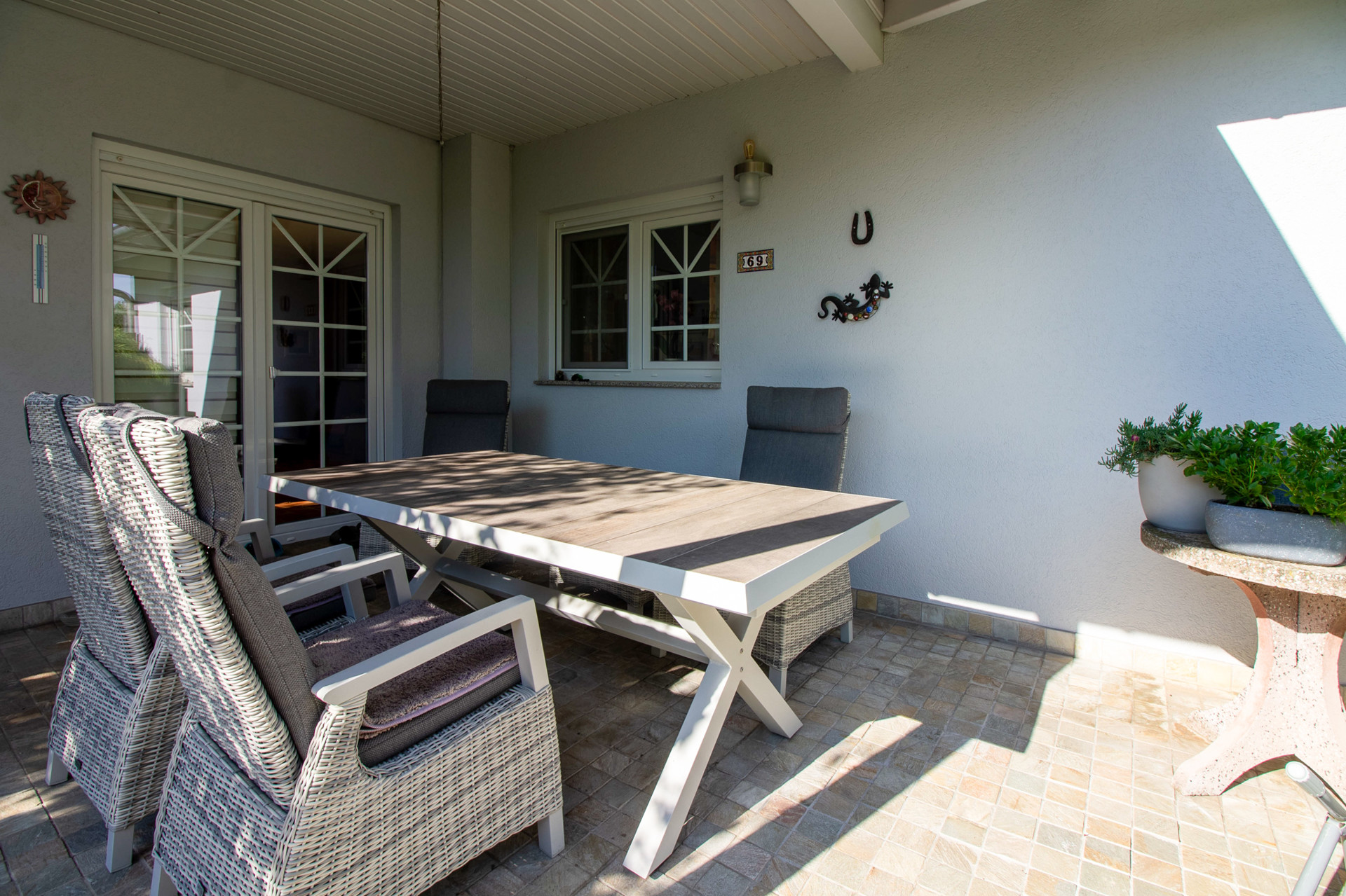 Modernes und energieeffizientes Bungalow mit Wärmpepumpe, Fußbodenheizung, Kamin und Doppelcarport - Terasse