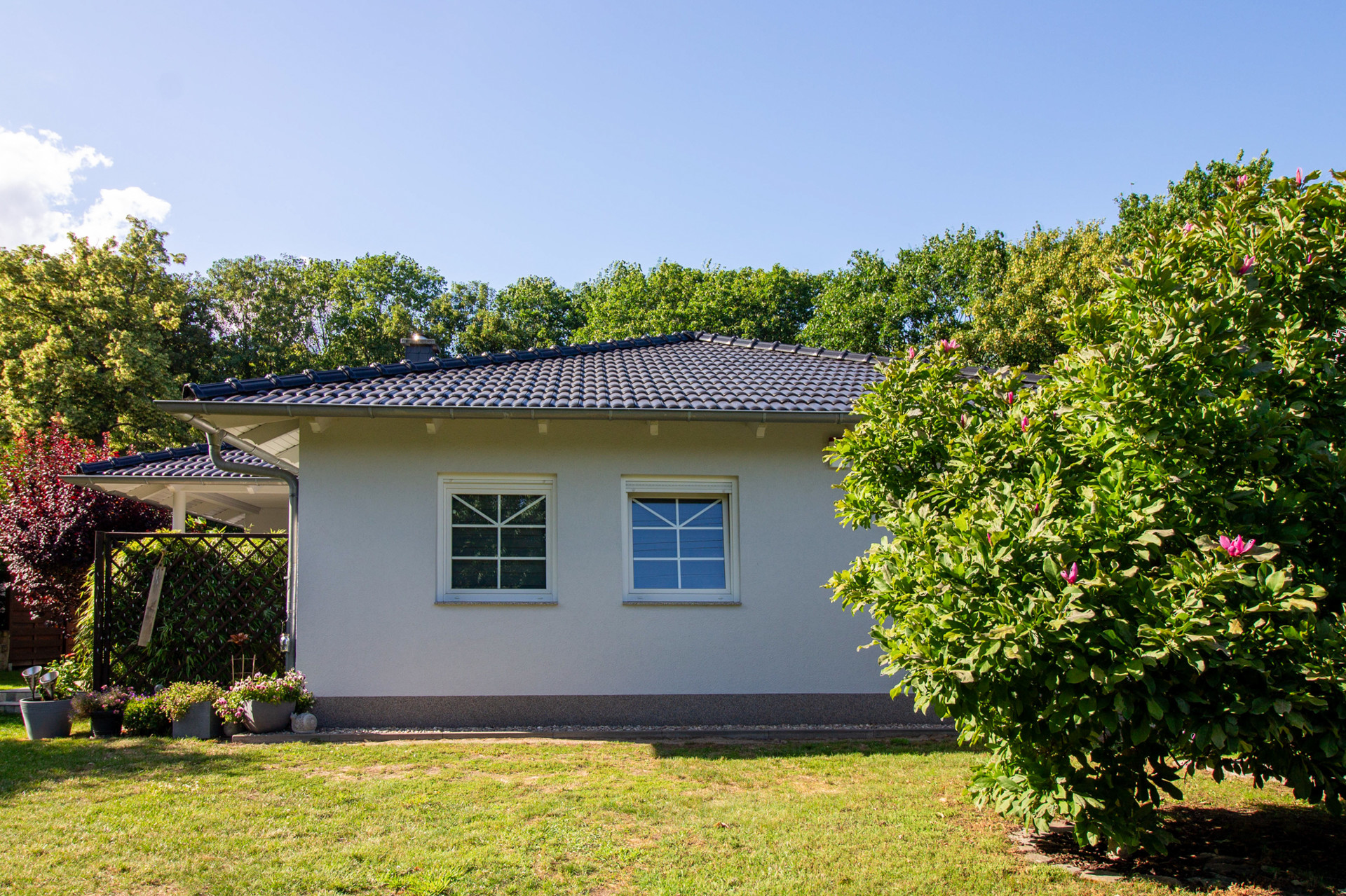 Modernes und energieeffizientes Bungalow mit Wärmpepumpe, Fußbodenheizung, Kamin und Doppelcarport - Außenansicht