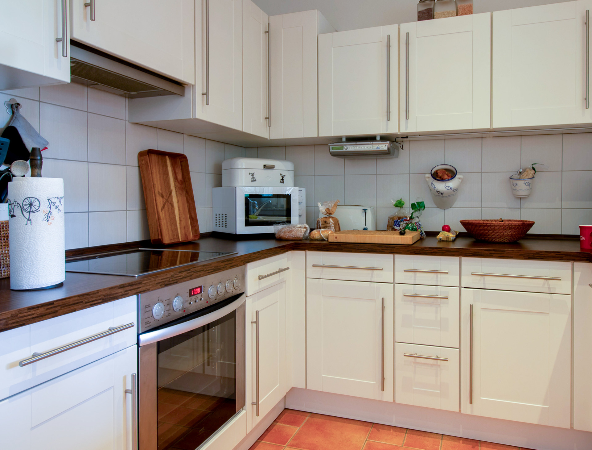 Modernes und energieeffizientes Bungalow mit Wärmpepumpe, Fußbodenheizung, Kamin und Doppelcarport - Einbauküche