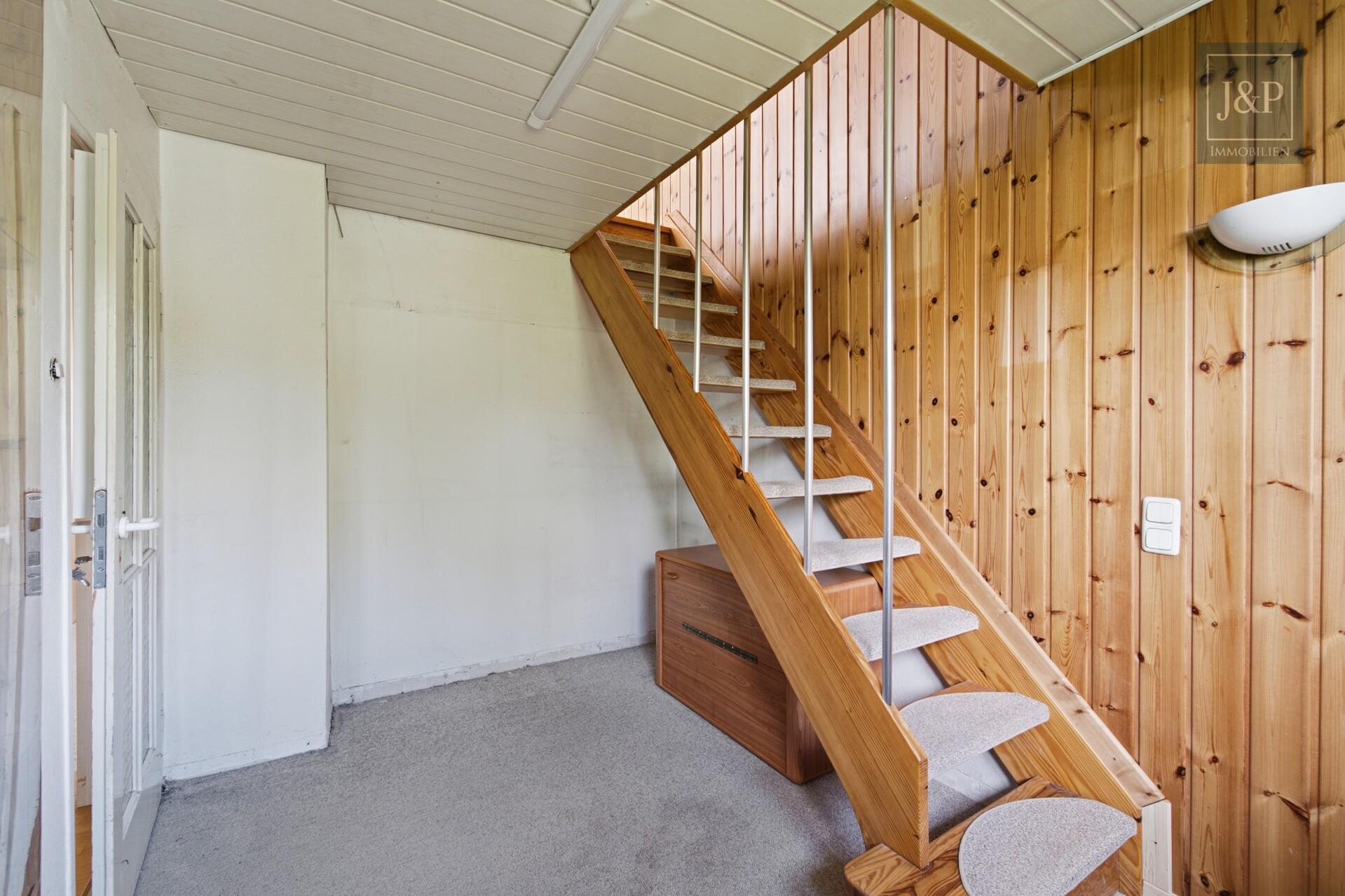 Familienglück mit Garten – Reihenendhaus mit Balkon, Terrasse & viel Potenzial in Frankfurt - Flur OG