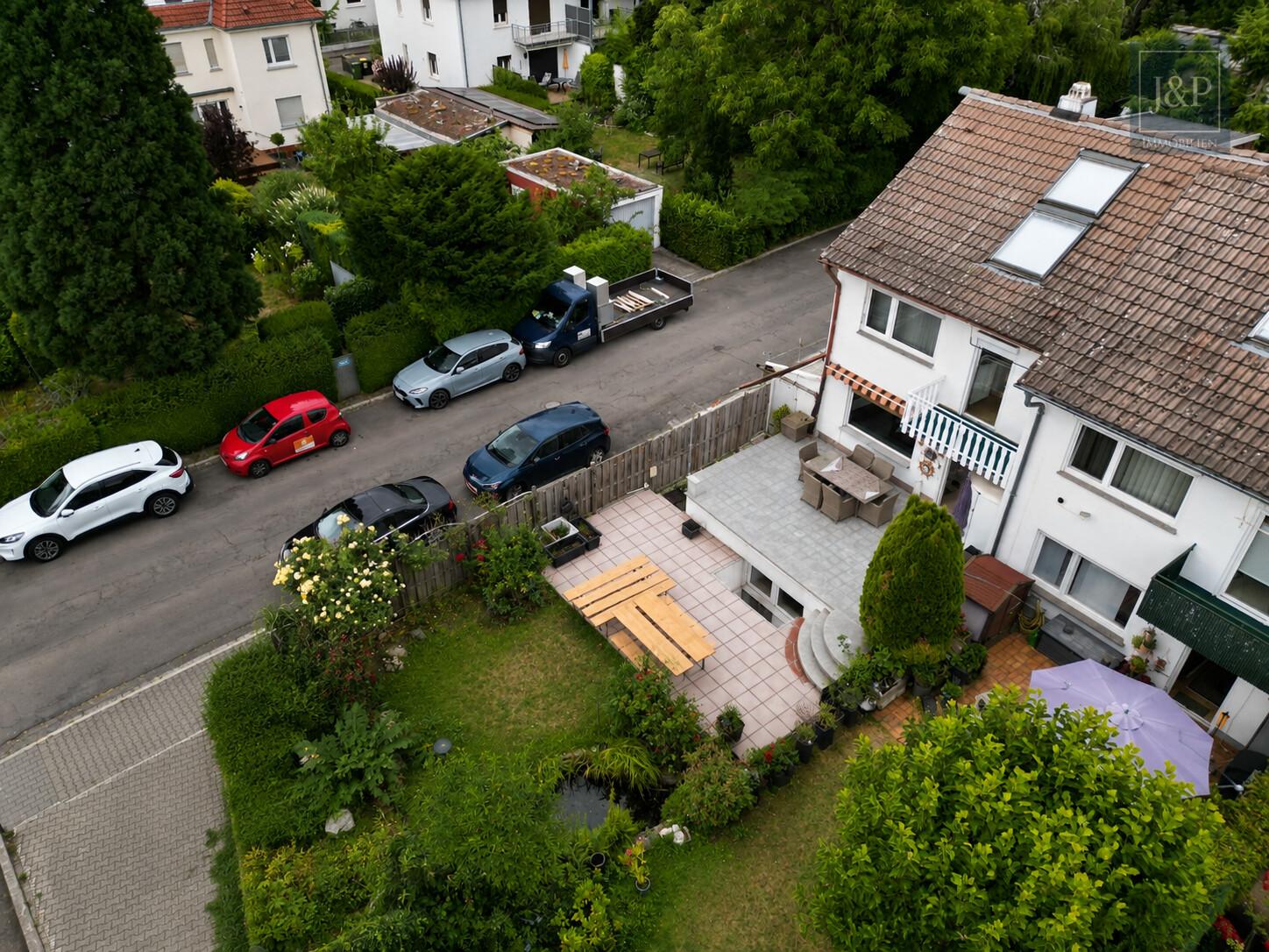 Familienglück mit Garten – Reihenendhaus mit Balkon, Terrasse & viel Potenzial in Frankfurt - Aussenansicht