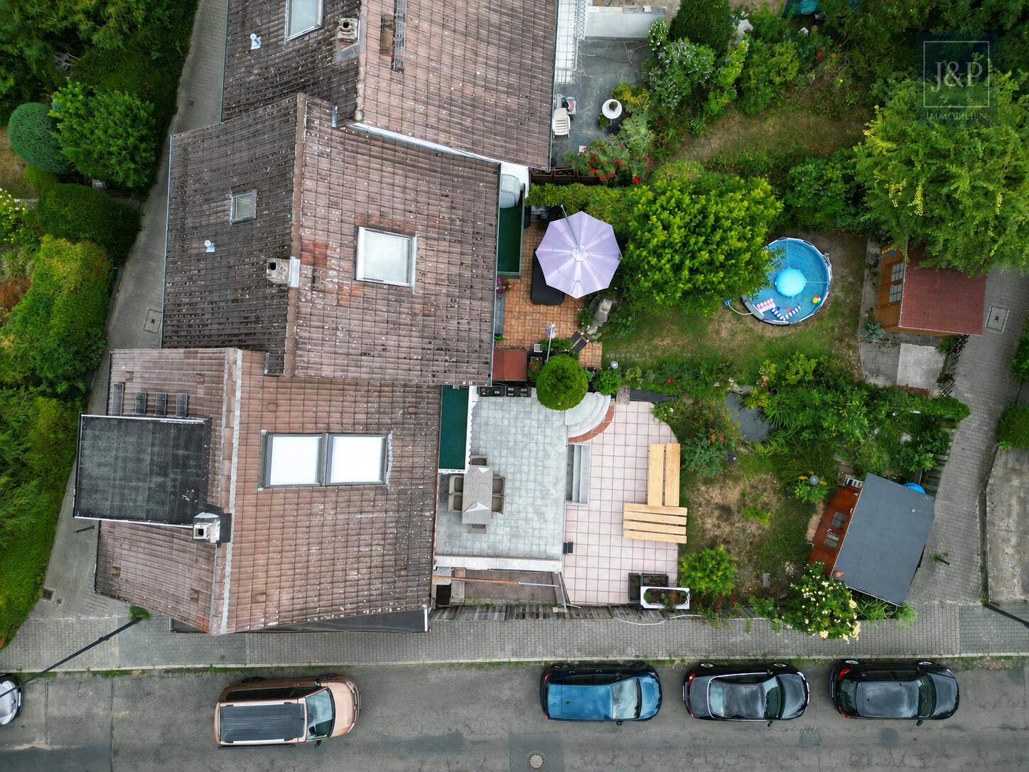 Familienglück mit Garten – Reihenendhaus mit Balkon, Terrasse & viel Potenzial in Frankfurt - Vogelperspektive