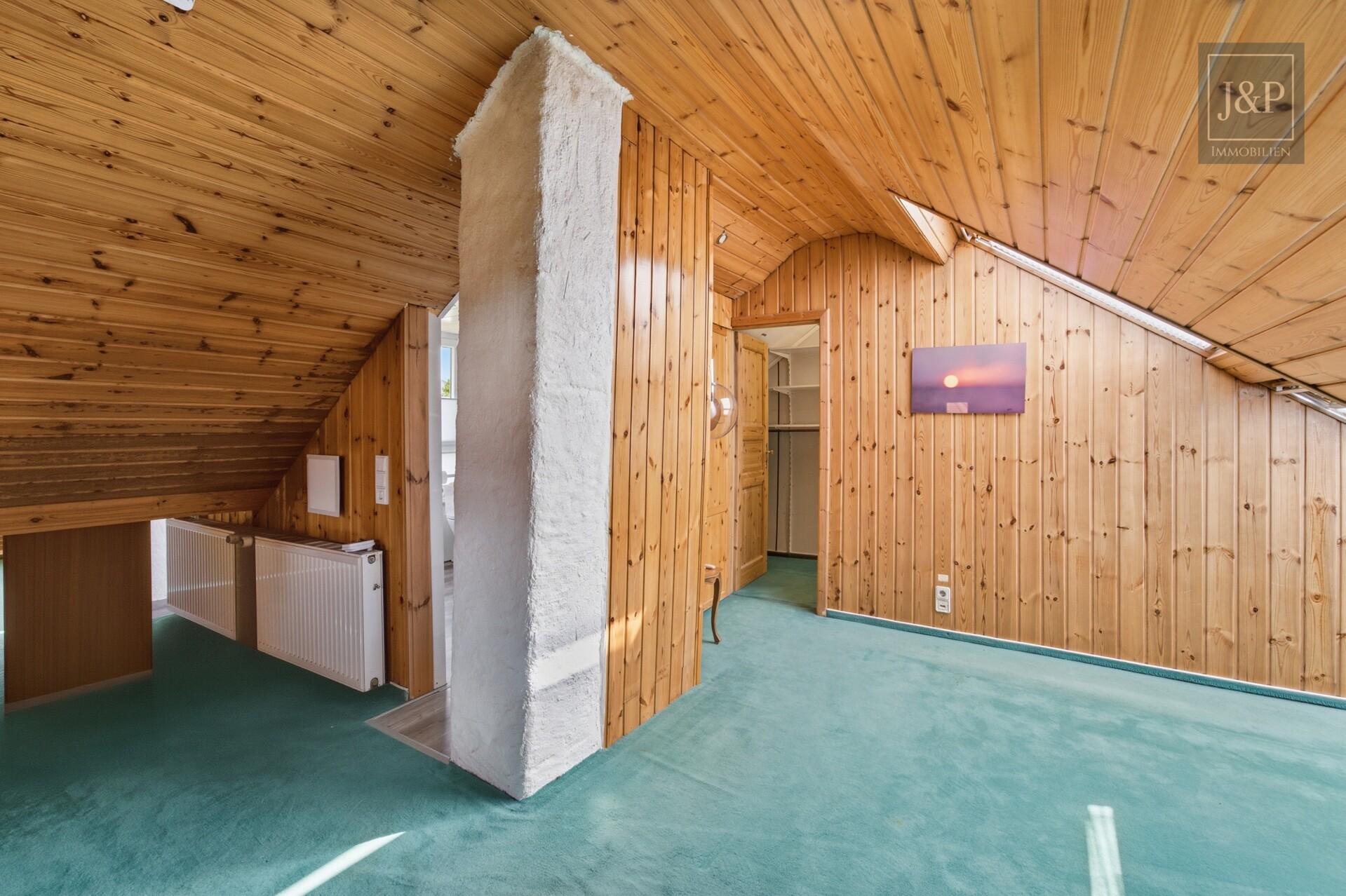 Familienglück mit Garten – Reihenendhaus mit Balkon, Terrasse & viel Potenzial in Frankfurt - Zimmer DG