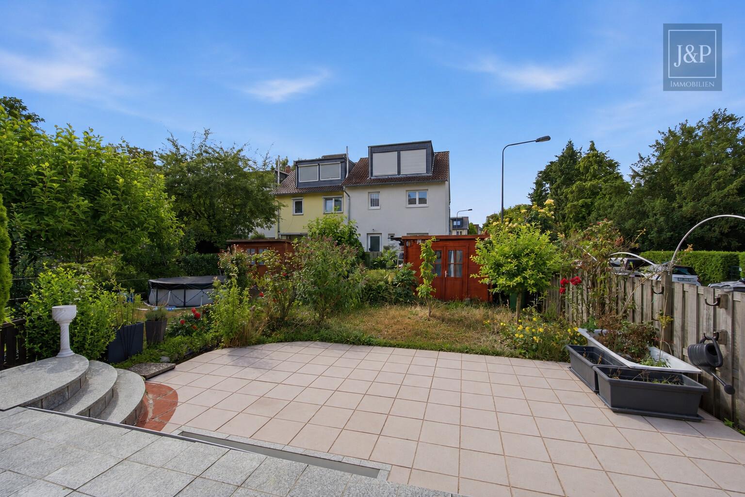 Familienglück mit Garten – Reihenendhaus mit Balkon, Terrasse & viel Potenzial in Frankfurt - Garten