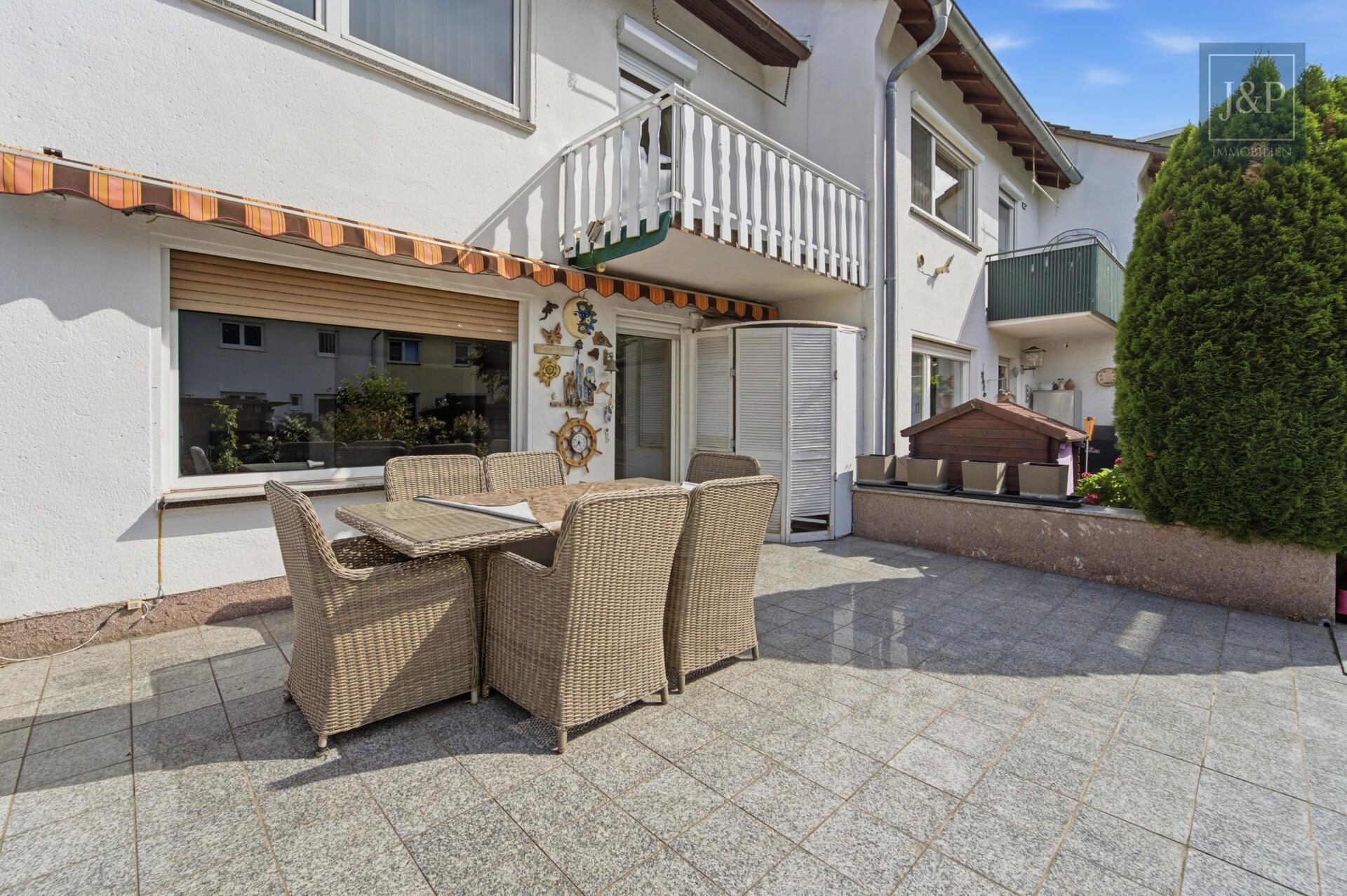 Familienglück mit Garten – Reihenendhaus mit Balkon, Terrasse & viel Potenzial in Frankfurt - Terrasse