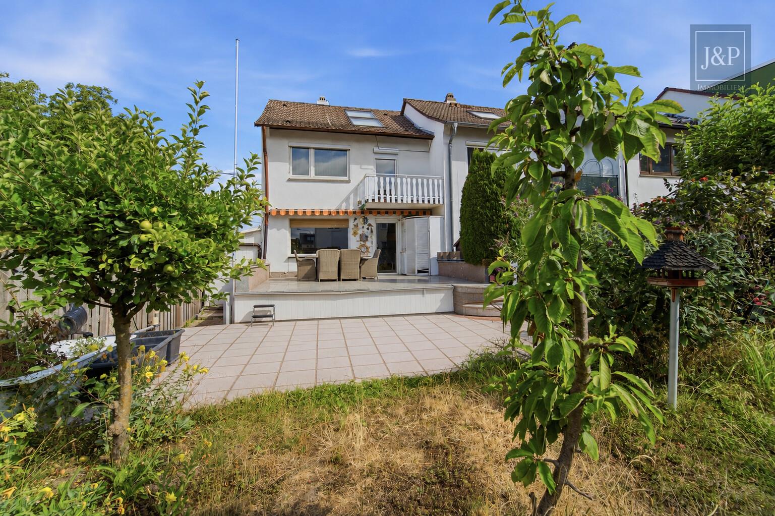 Familienglück mit Garten – Reihenendhaus mit Balkon, Terrasse & viel Potenzial in Frankfurt - Garten