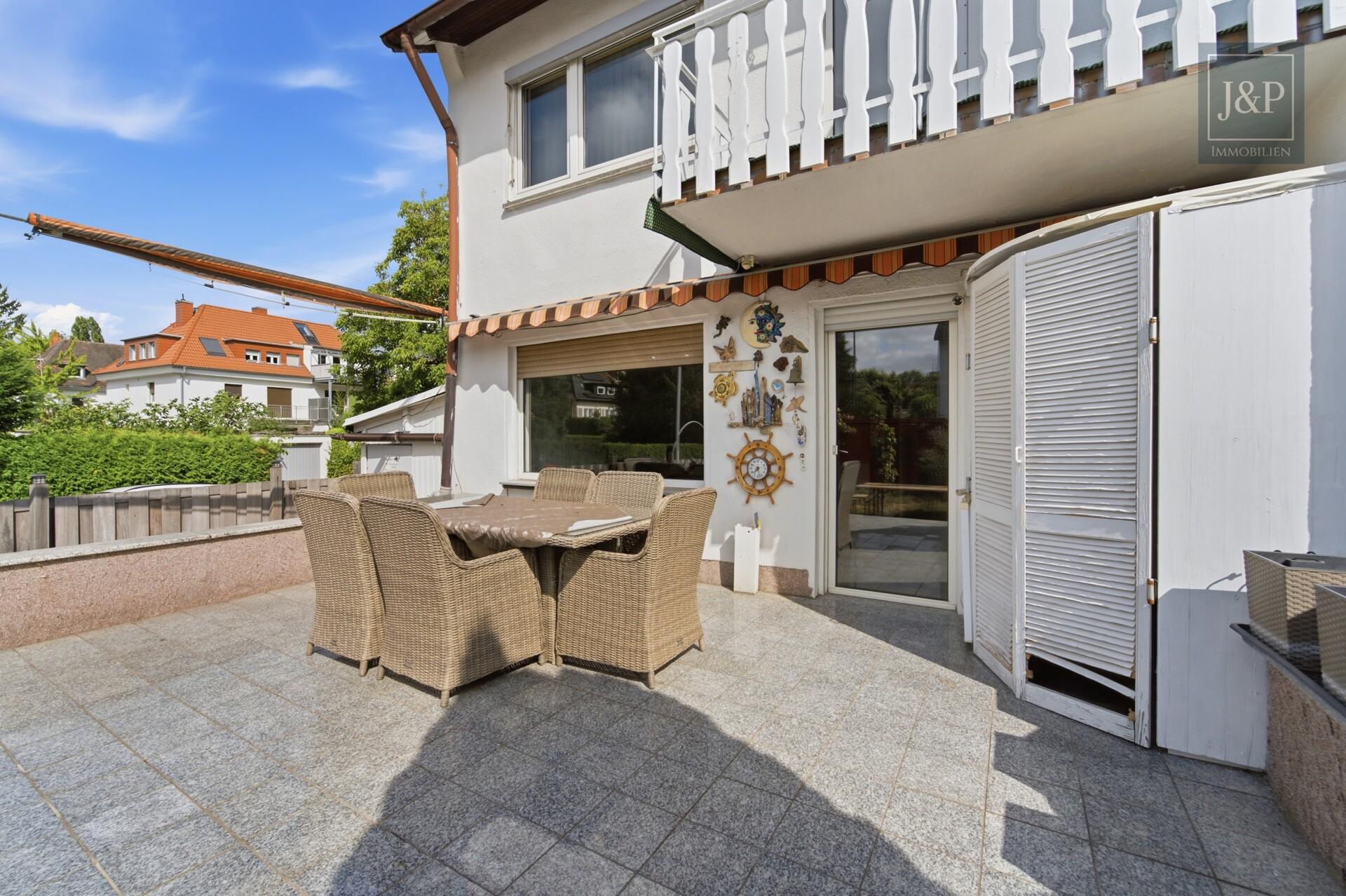 Familienglück mit Garten – Reihenendhaus mit Balkon, Terrasse & viel Potenzial in Frankfurt - Terrasse