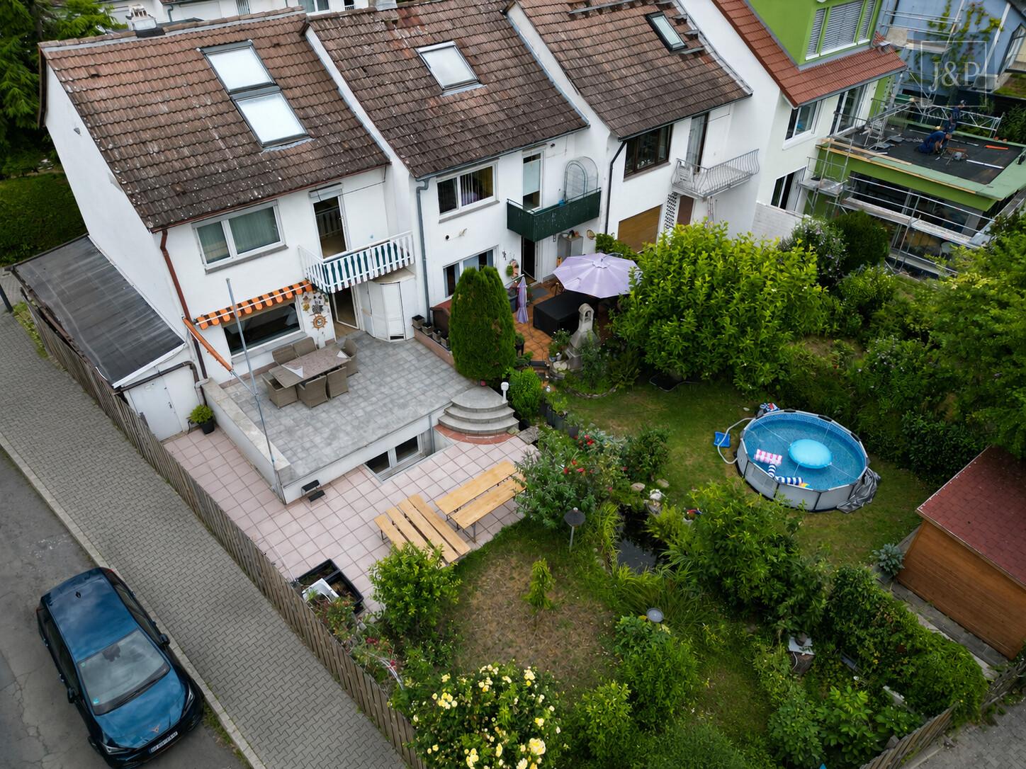 Familienglück mit Garten – Reihenendhaus mit Balkon, Terrasse & viel Potenzial in Frankfurt - Aussenansicht