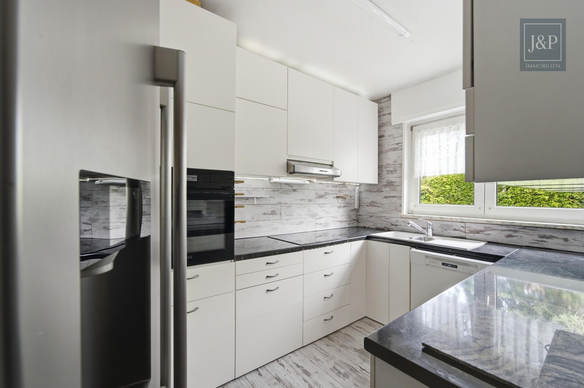 Familienglück mit Garten – Reihenendhaus mit Balkon, Terrasse & viel Potenzial in Frankfurt - Küche