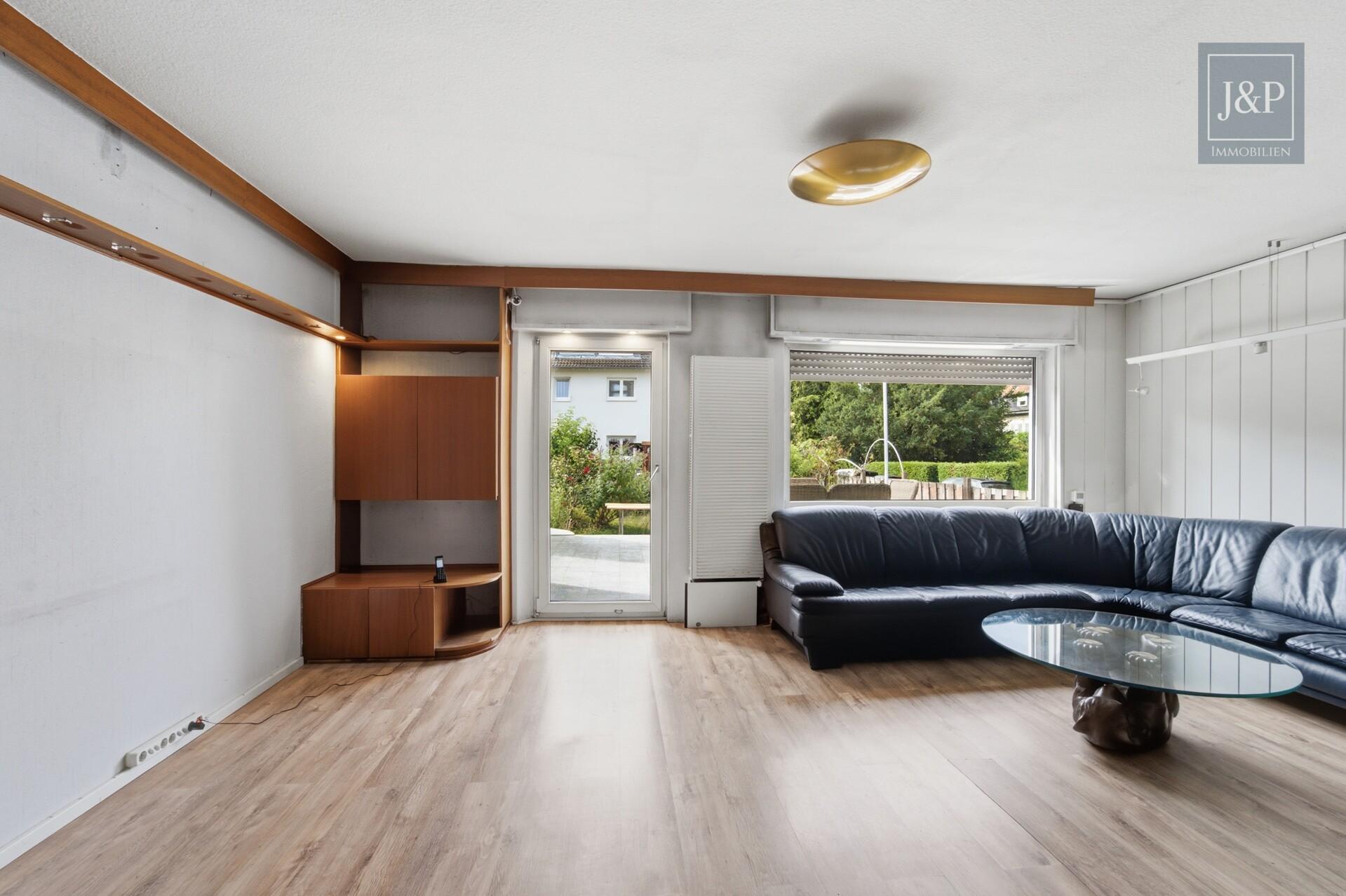 Familienglück mit Garten – Reihenendhaus mit Balkon, Terrasse & viel Potenzial in Frankfurt - Wohnzimmer