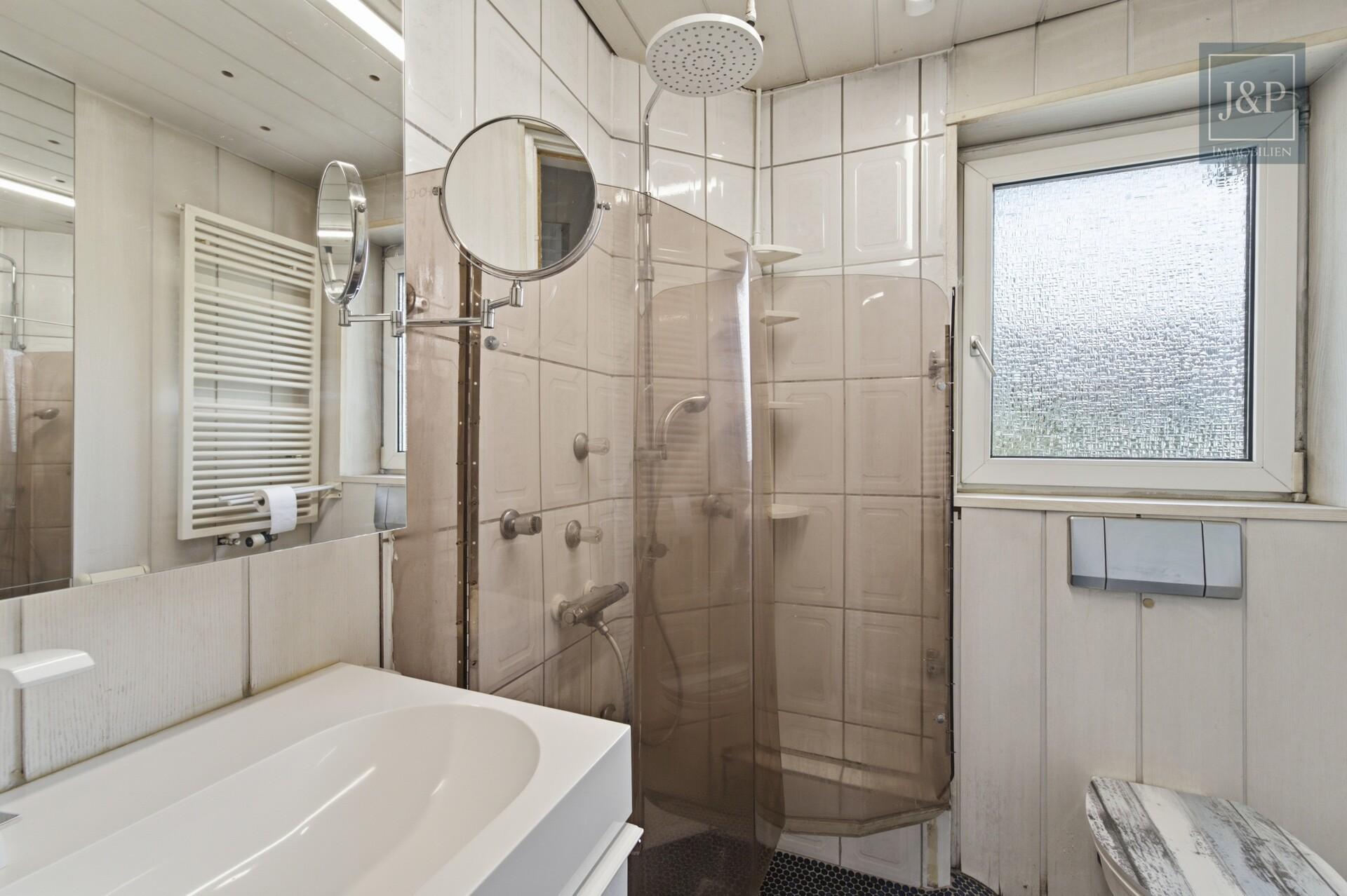 Familienglück mit Garten – Reihenendhaus mit Balkon, Terrasse & viel Potenzial in Frankfurt - Badezimmer OG