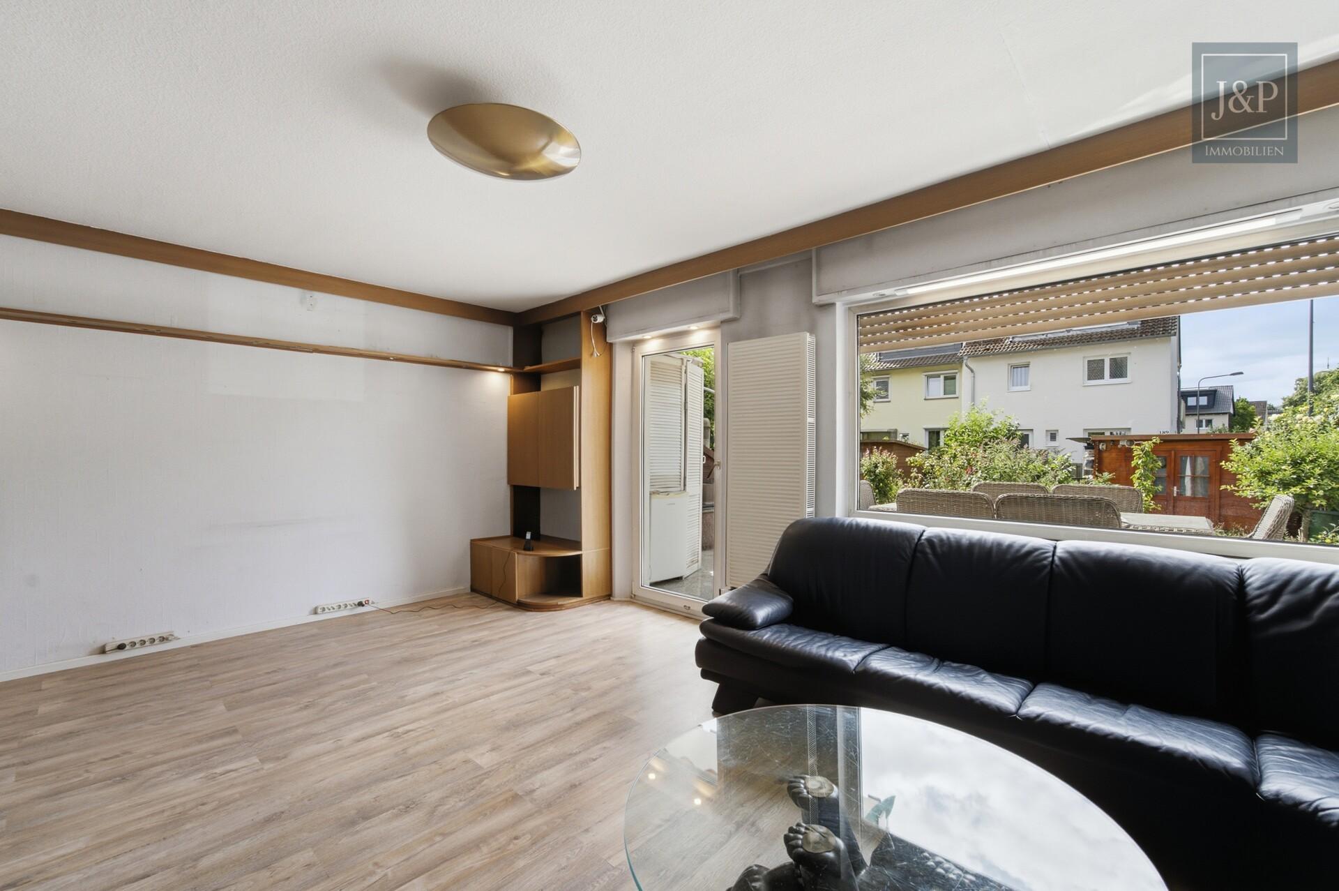 Familienglück mit Garten – Reihenendhaus mit Balkon, Terrasse & viel Potenzial in Frankfurt - Wohnzimmer