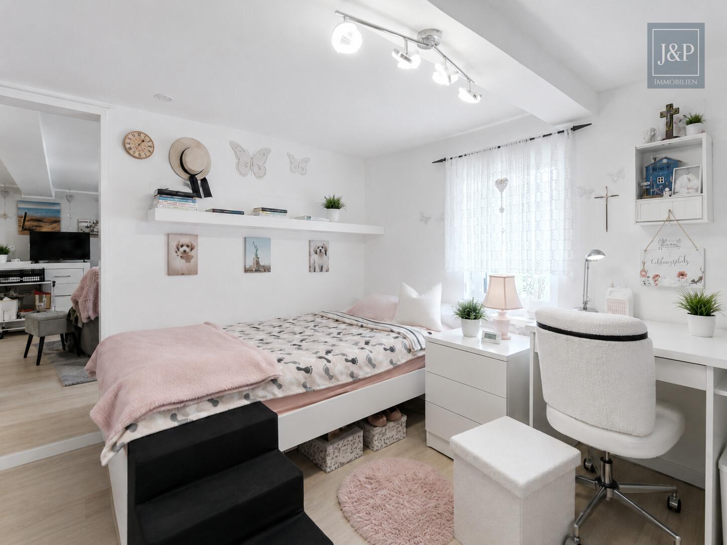 Zentral & ruhig: Gepflegtes Wohn- und Geschäftshaus mit vielfältigen Nutzungsmöglichkeiten - 1. Schlafzimmer (en suite)