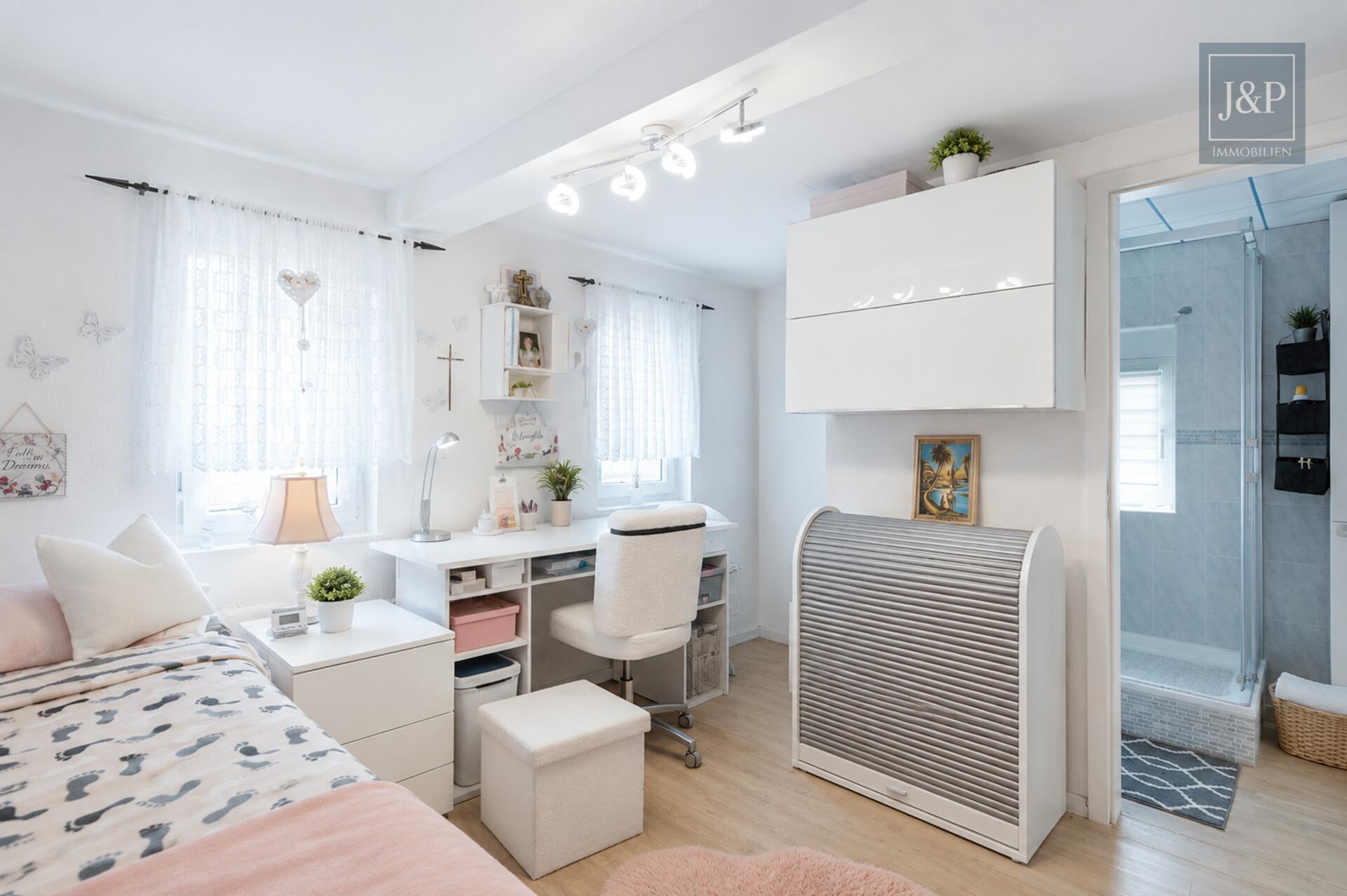 Zentral & ruhig: Gepflegtes Wohn- und Geschäftshaus mit vielfältigen Nutzungsmöglichkeiten - 1. Schlafzimmer (en suite)