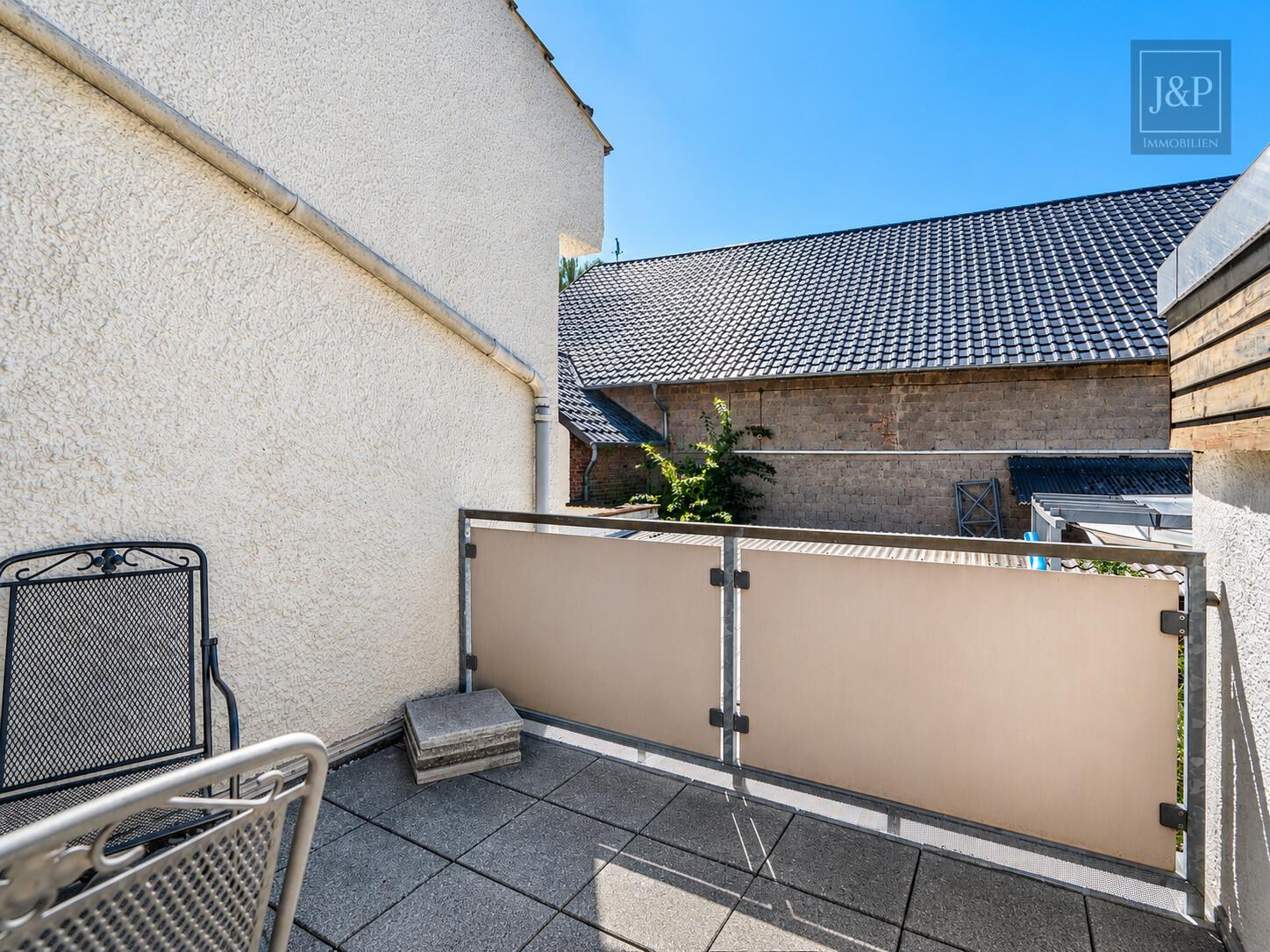 Zentral & ruhig: Gepflegtes Wohn- und Geschäftshaus mit vielfältigen Nutzungsmöglichkeiten - Balkon OG
