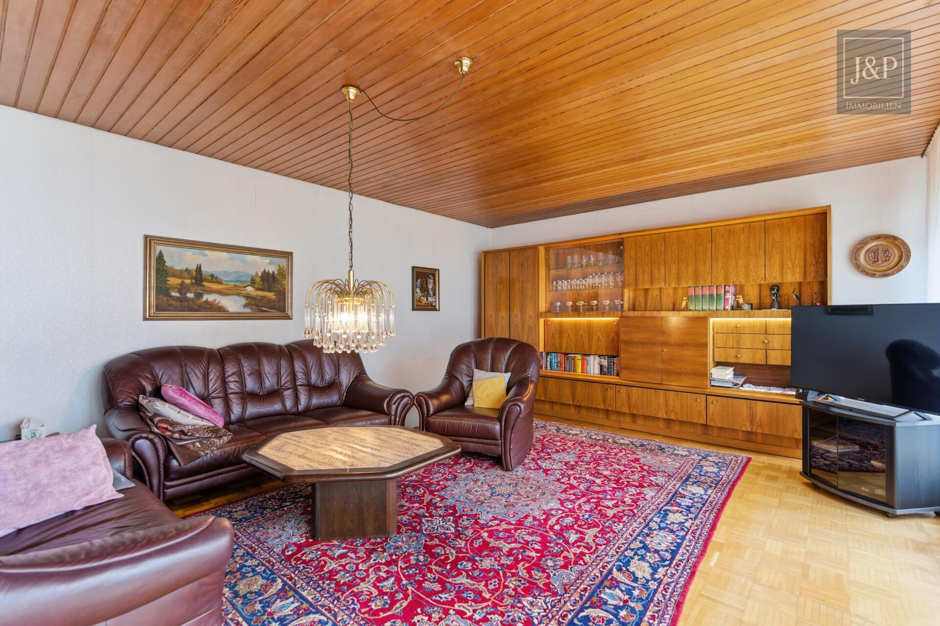 Familien-Bungalow in ruhiger Lage – Garage, Sauna & schöner Garten! - Wohnzimmer