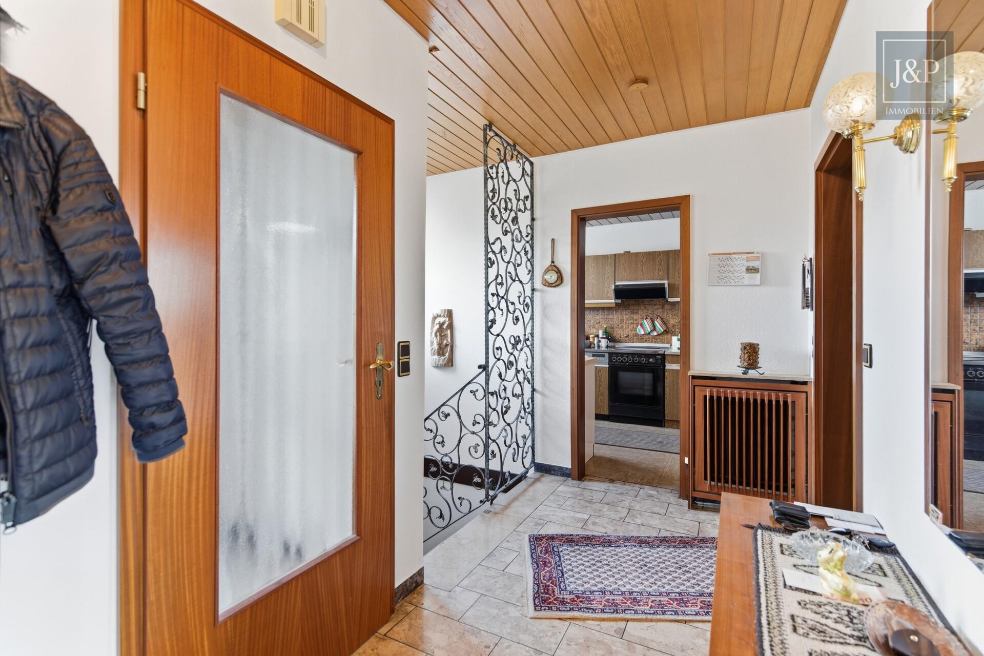 Familien-Bungalow in ruhiger Lage – Garage, Sauna & schöner Garten! - Eingangsbereich