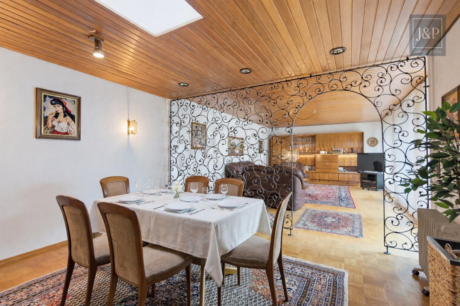 Familien-Bungalow in ruhiger Lage – Garage, Sauna & schöner Garten! - Wohn- & Essbereich