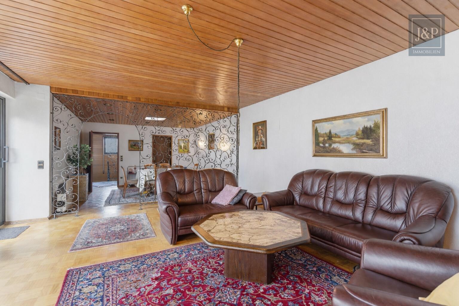 Familien-Bungalow in ruhiger Lage – Garage, Sauna & schöner Garten! - Wohnzimmer