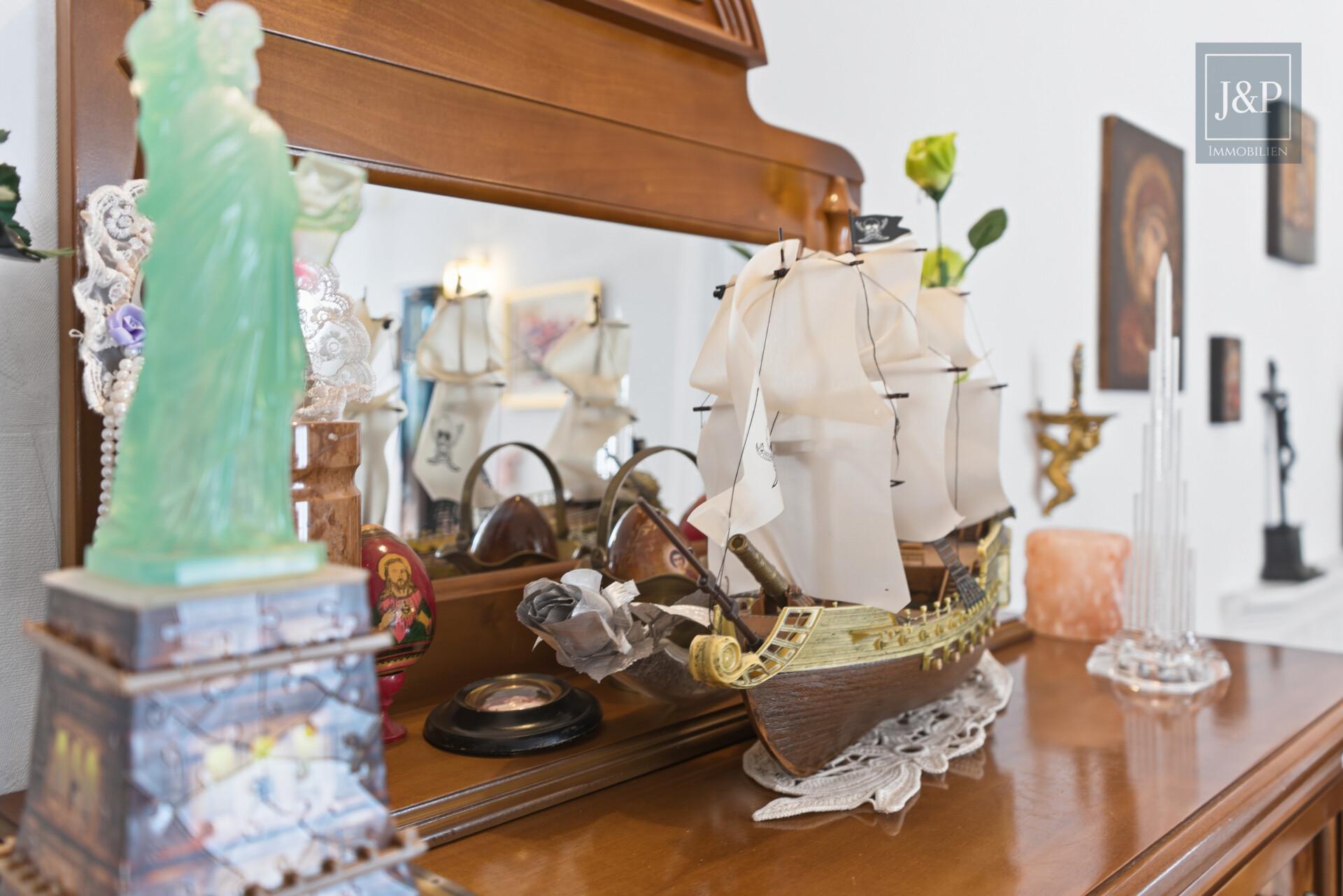 Einmalige Gelegenheit! Ihr Anwesen im Villenviertel von Glattbach. Einliegerwohnung & Waldnähe - Detail Wohnzimmer