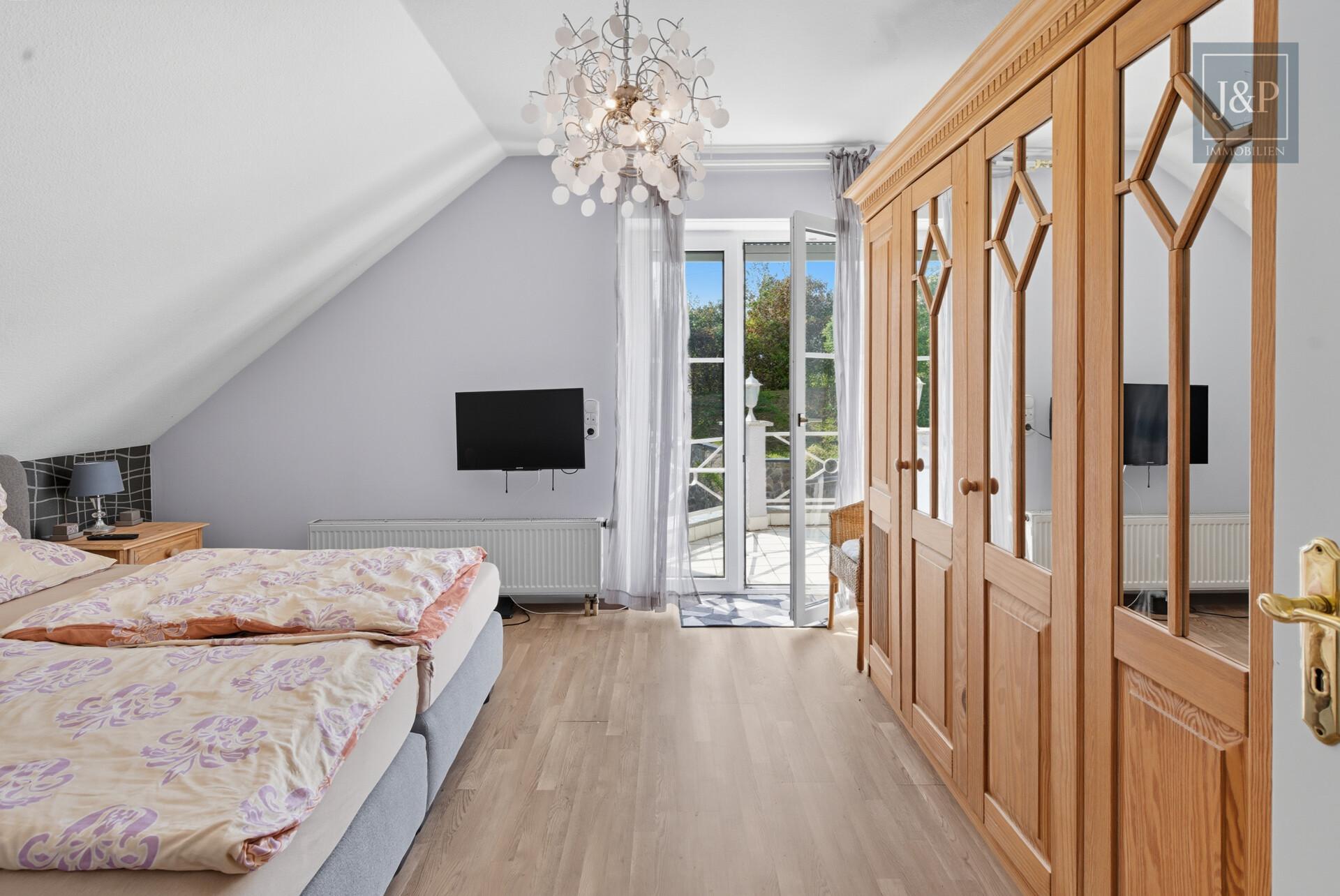 Einmalige Gelegenheit! Ihr Anwesen im Villenviertel von Glattbach. Einliegerwohnung & Waldnähe - OG Schlafen 1