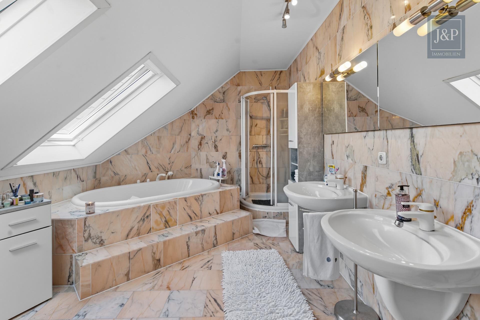 Einmalige Gelegenheit! Ihr Anwesen im Villenviertel von Glattbach. Einliegerwohnung & Waldnähe - OG en Suite Bad