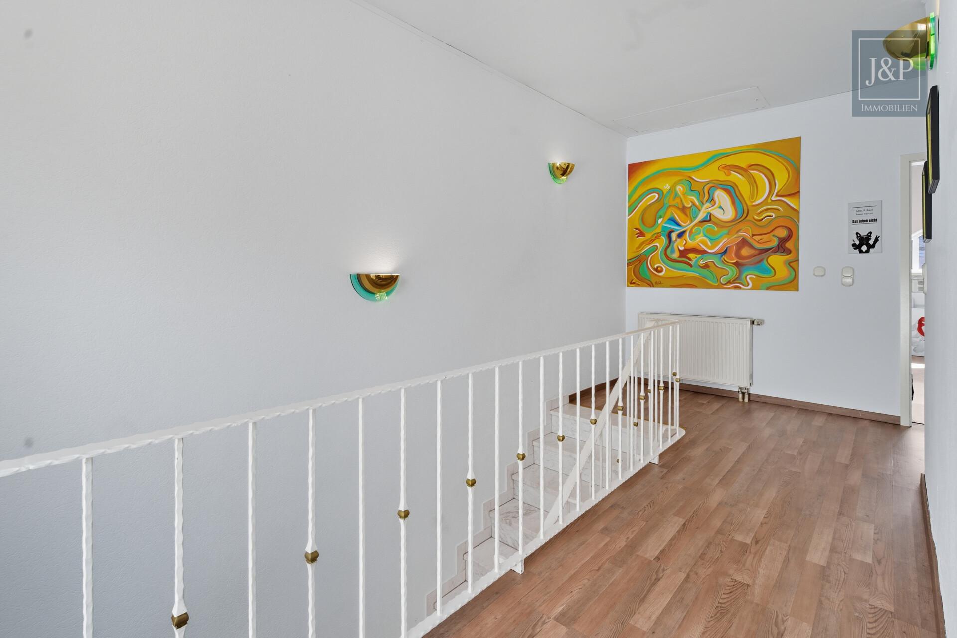 Einmalige Gelegenheit! Ihr Anwesen im Villenviertel von Glattbach. Einliegerwohnung & Waldnähe - OG Flur