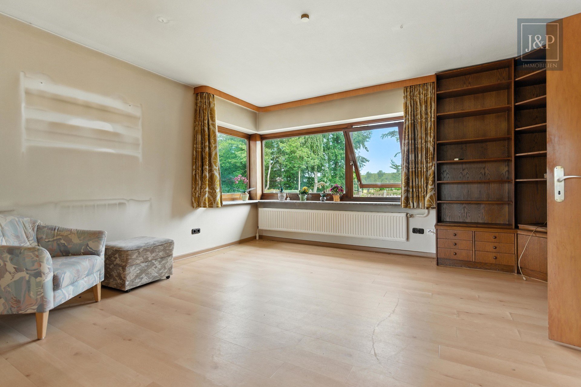 Sanierung oder Neubau? Genehmigung inkl. Ferienverm. erteilt! - Wohnzimmer