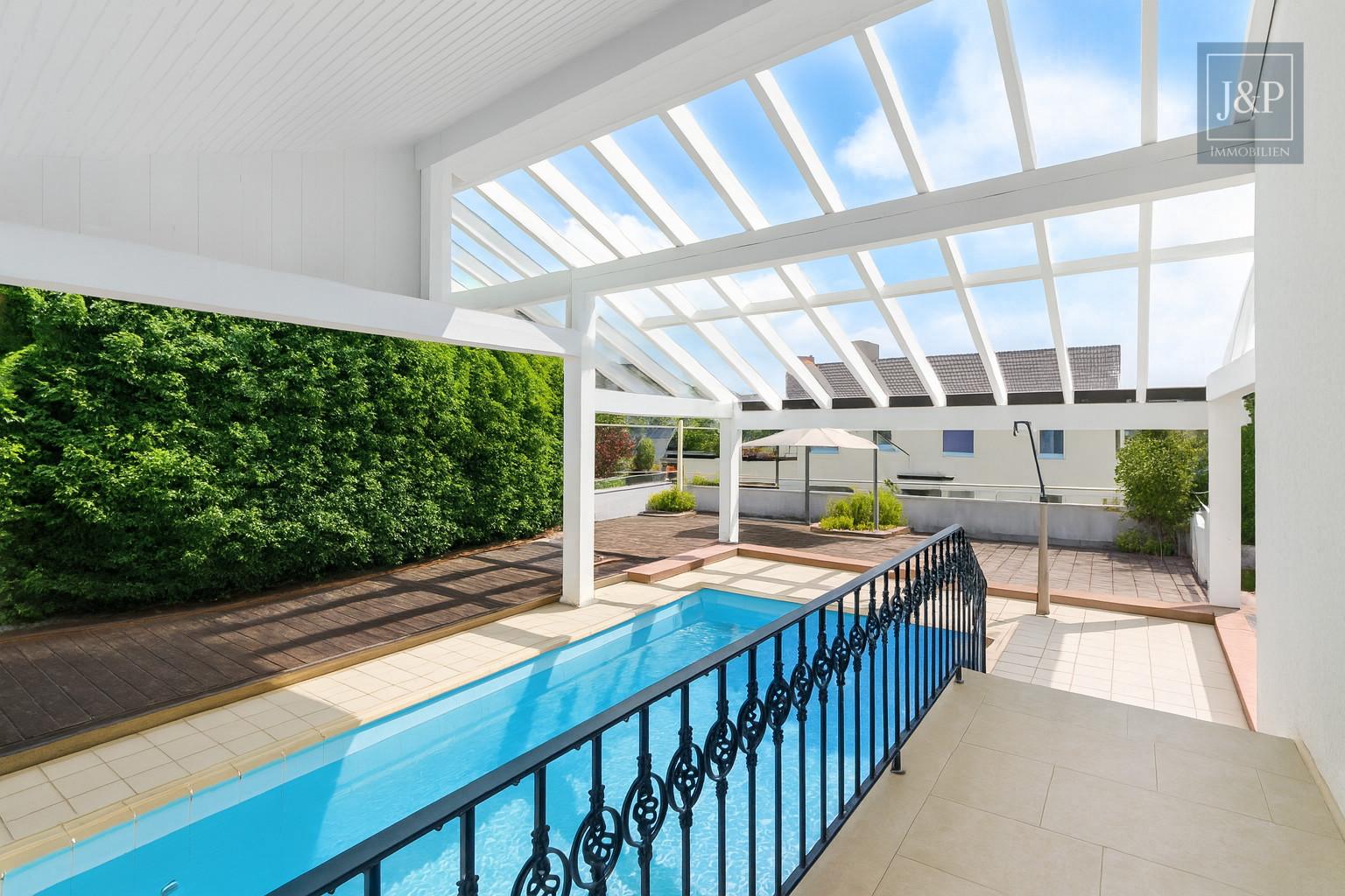 Wohnen in Top-Lage von Goldbach mit großem Grundstück! – Besonderes Wohnerlebnis im Architektenhaus - Überdachter Poolbereich