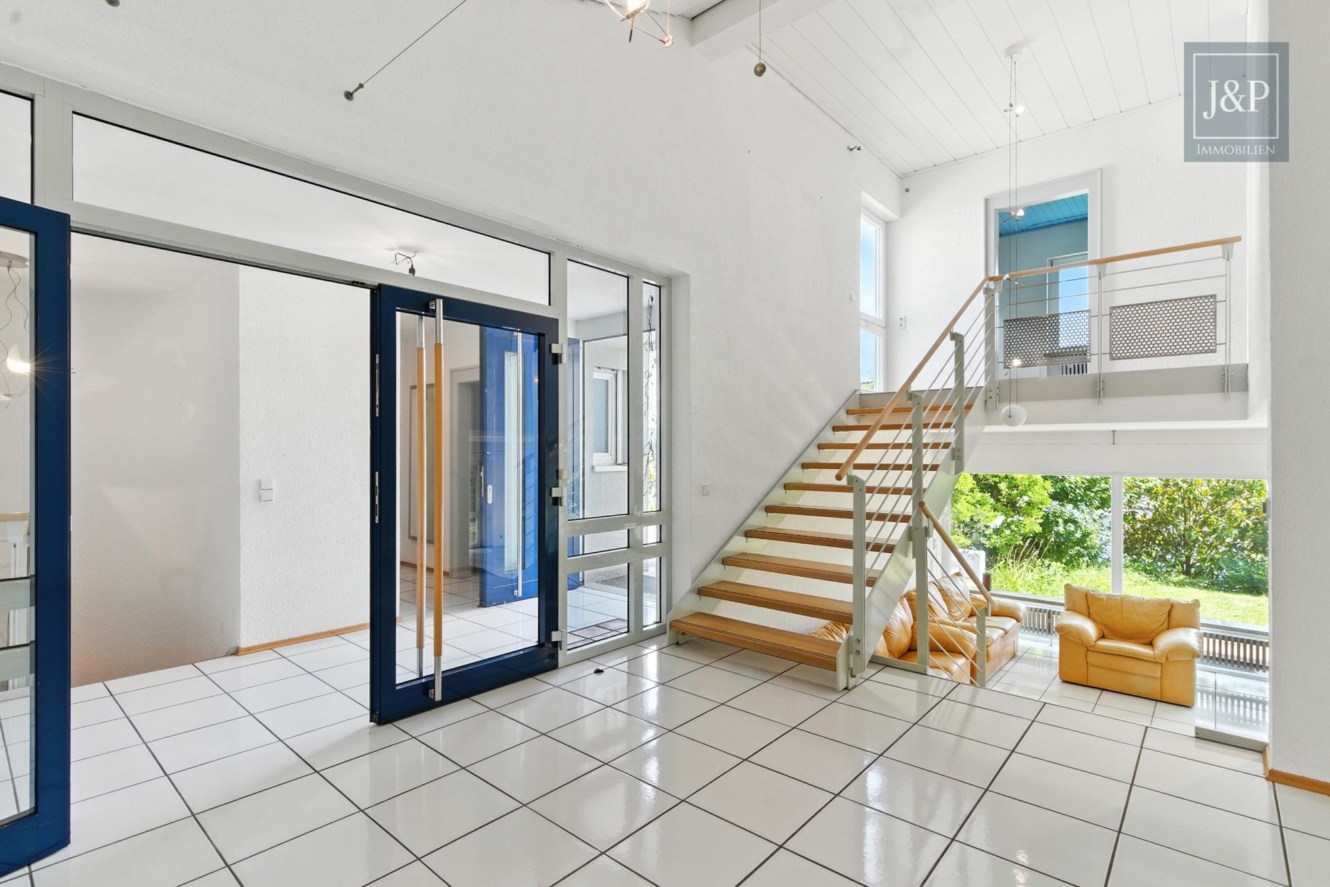 Wohnen in Top-Lage von Goldbach mit großem Grundstück! – Besonderes Wohnerlebnis im Architektenhaus - EG Aufgang