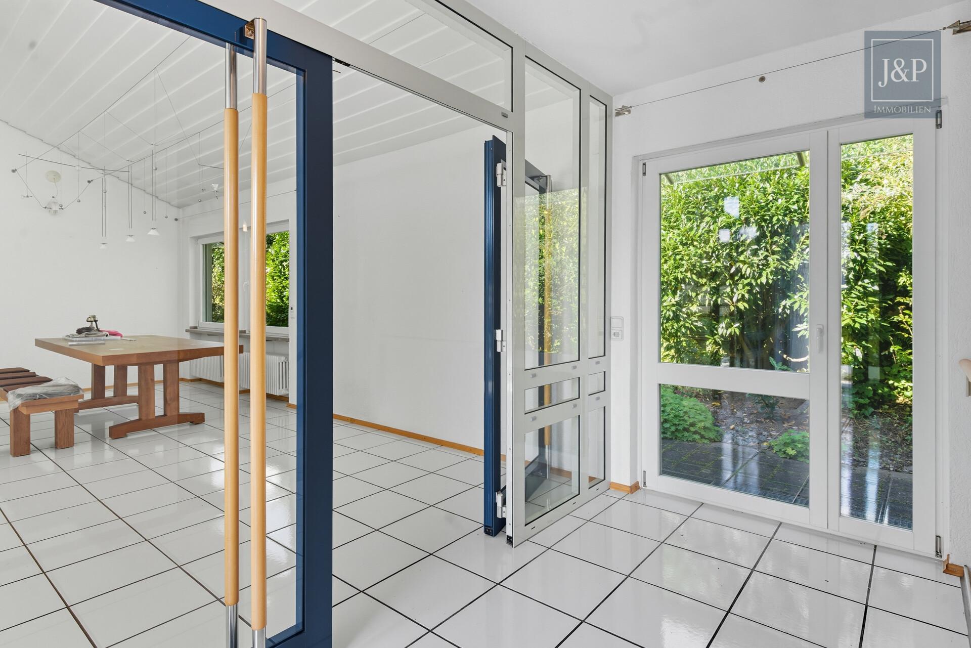 Wohnen in Top-Lage von Goldbach mit großem Grundstück! – Besonderes Wohnerlebnis im Architektenhaus - Eingangsbereich