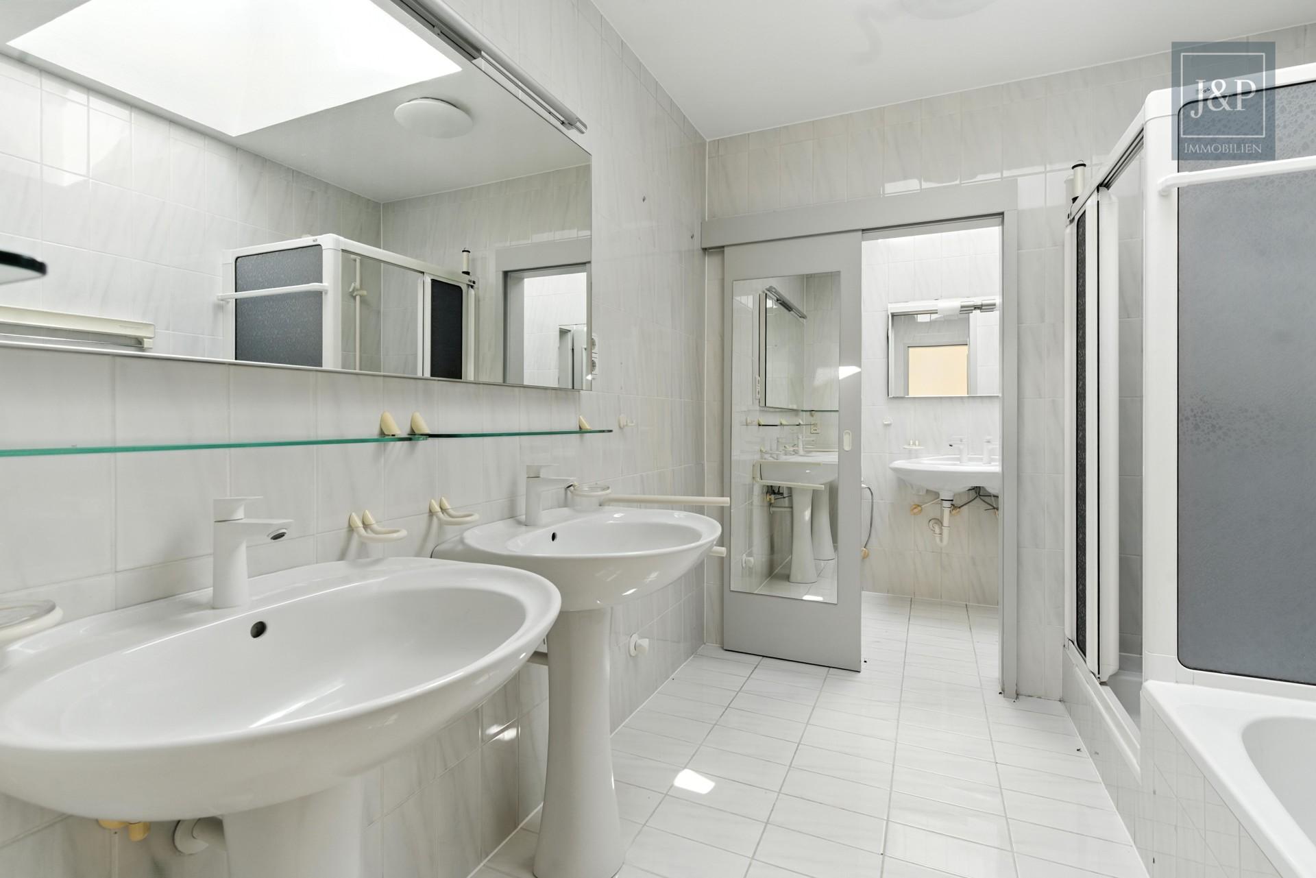 Wohnen in Top-Lage von Goldbach mit großem Grundstück! – Besonderes Wohnerlebnis im Architektenhaus - OG Bad