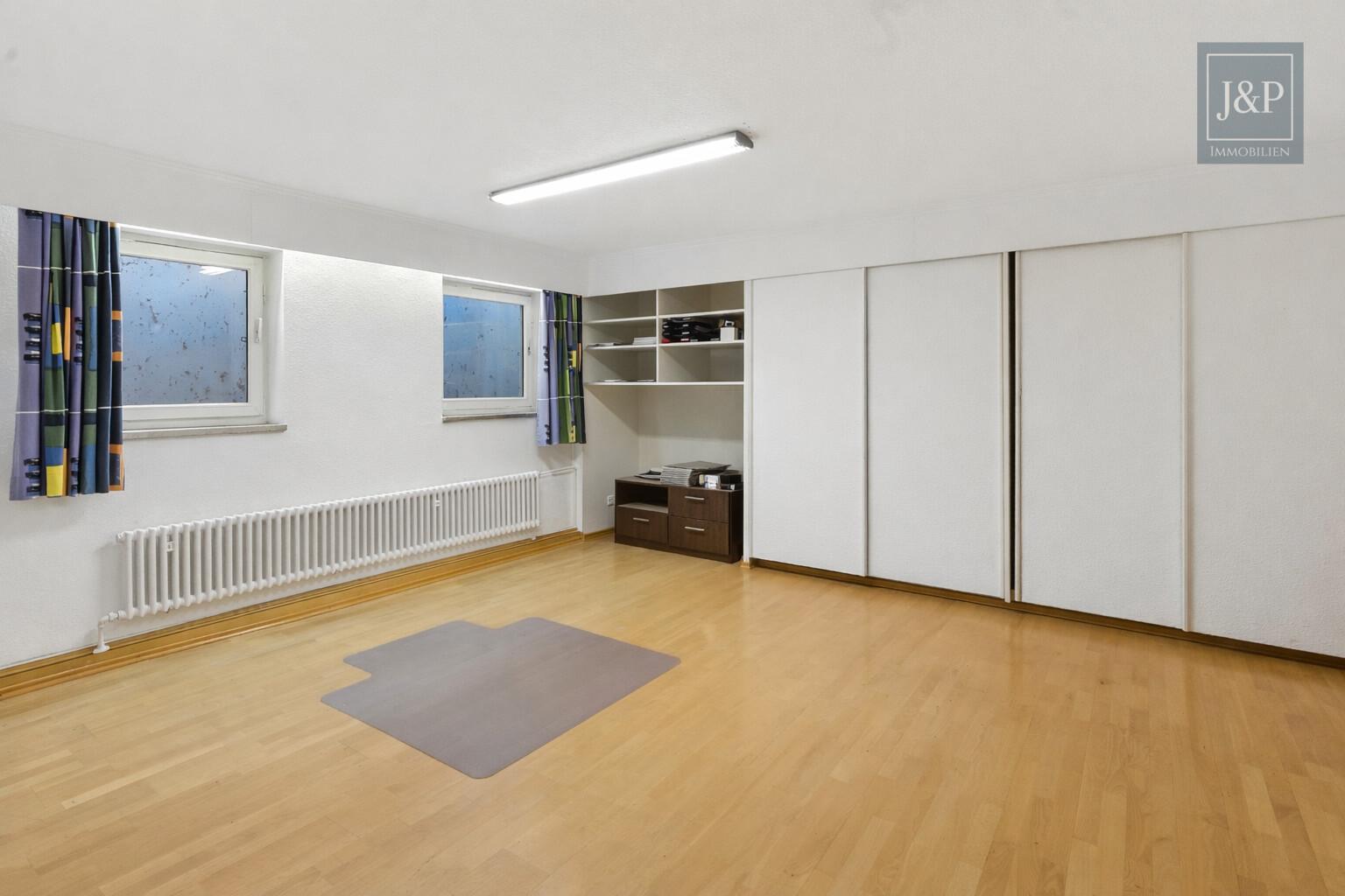 Wohnen in Top-Lage von Goldbach mit großem Grundstück! – Besonderes Wohnerlebnis im Architektenhaus - UG Hobbyzimmer 1