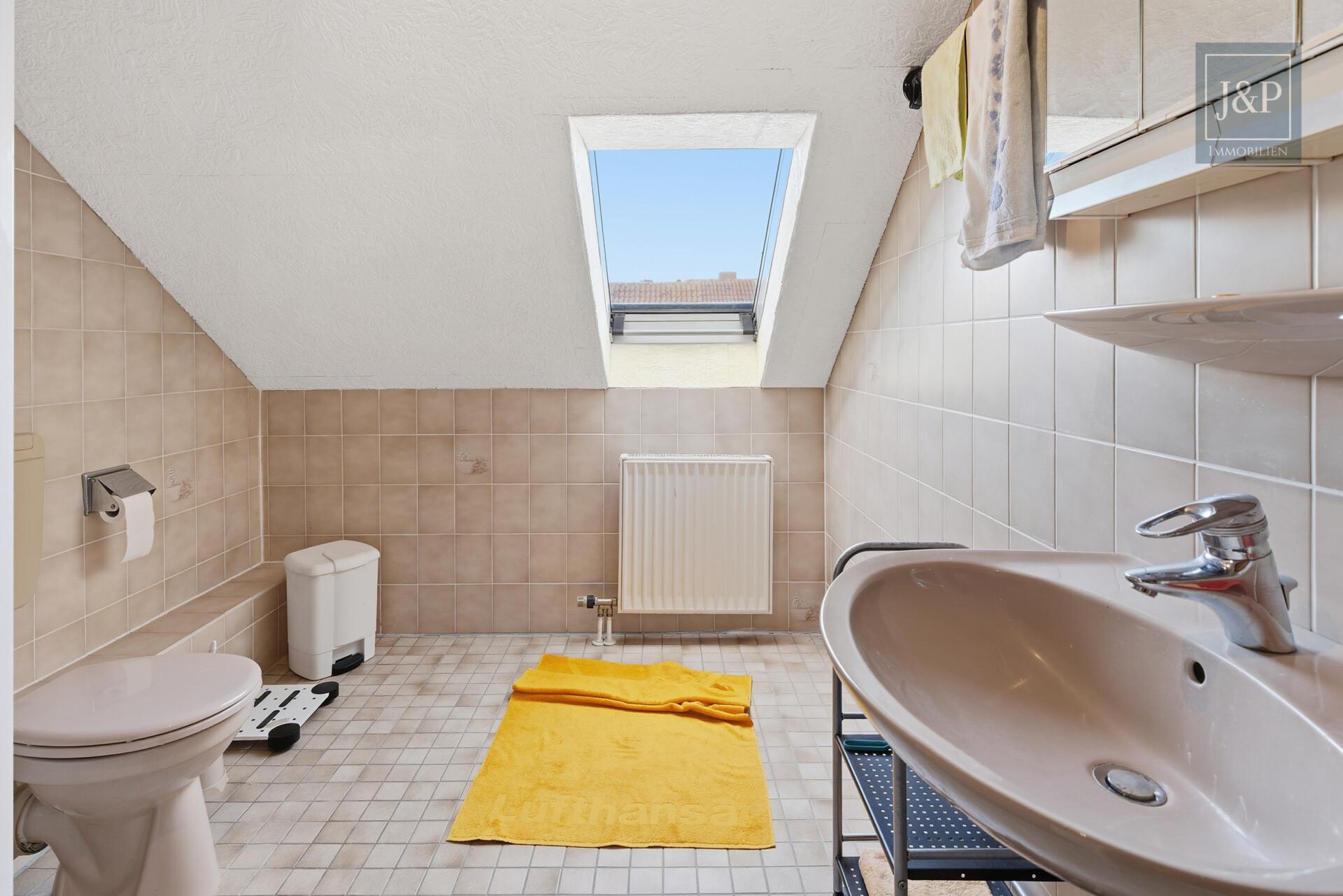 Familienfreundliches Einfamilienhaus auf Erbpacht in ruhiger & zentraler Lage von Hattersheim - 2. OG Badezimmer