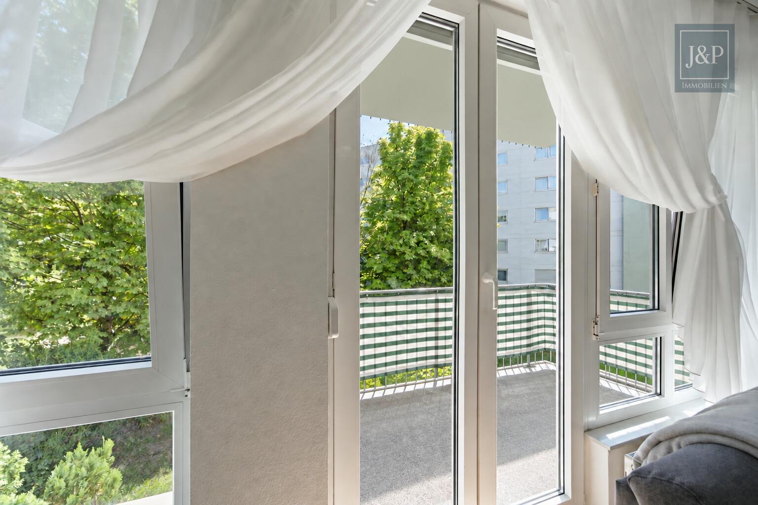 Ankommen und wohlfühlen: Helle 4-Zimmer-Wohnung mit Wintergarten & Balkon - Balkon