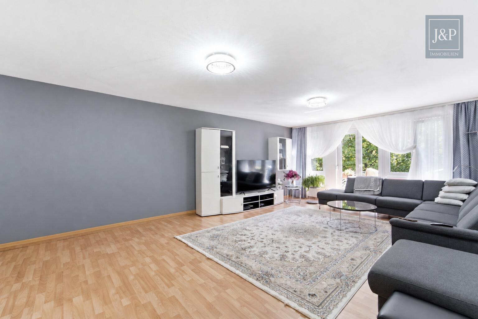 Ankommen und wohlfühlen: Helle 4-Zimmer-Wohnung mit Wintergarten & Balkon - Wohnzimmer