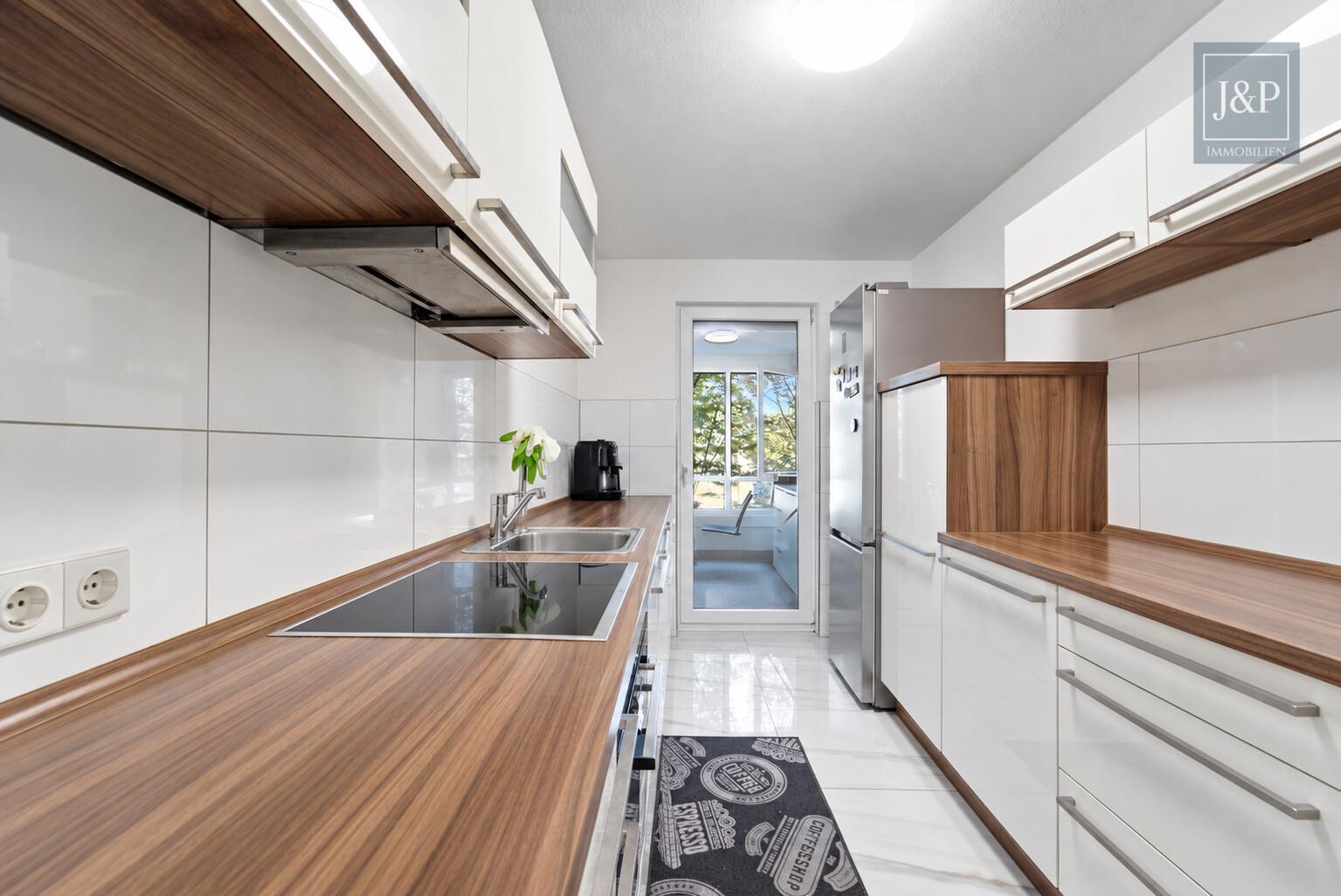Ankommen und wohlfühlen: Helle 4-Zimmer-Wohnung mit Wintergarten & Balkon - Küche