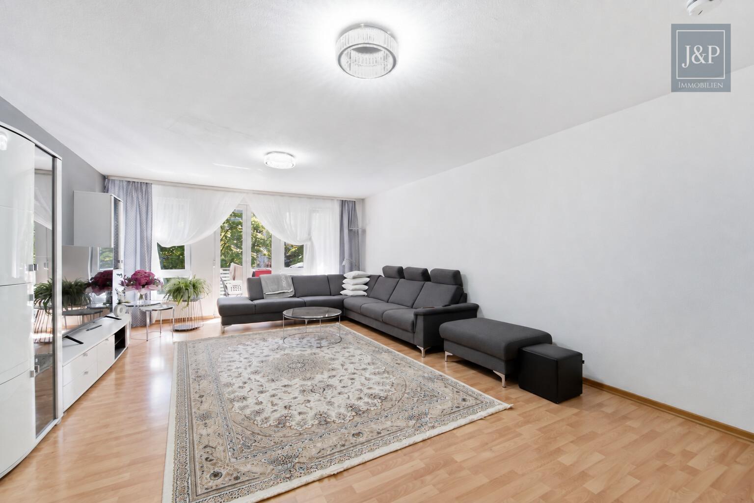 Ankommen und wohlfühlen: Helle 4-Zimmer-Wohnung mit Wintergarten & Balkon - Wohnzimmer