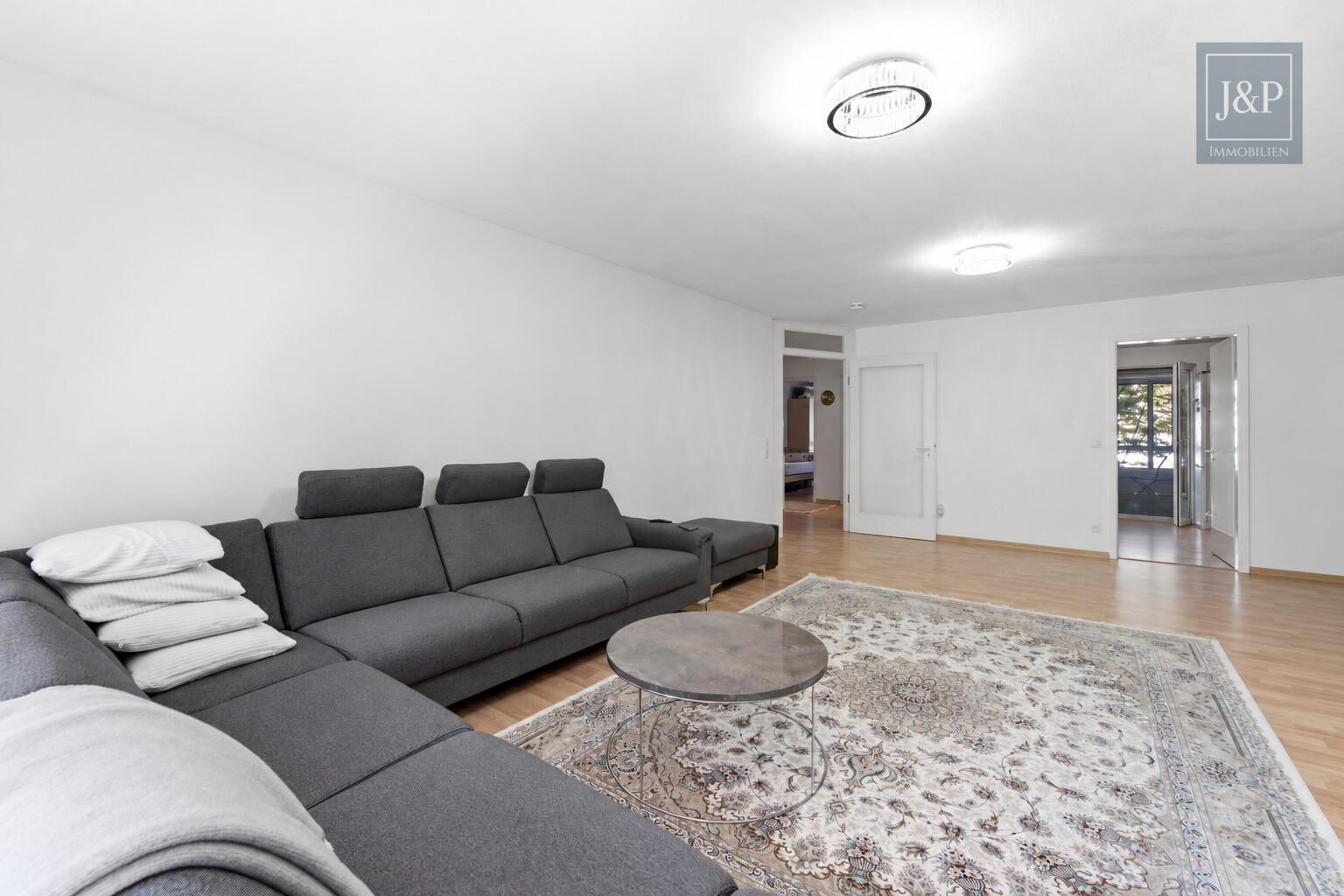 Ankommen und wohlfühlen: Helle 4-Zimmer-Wohnung mit Wintergarten & Balkon - Wohnzimmer