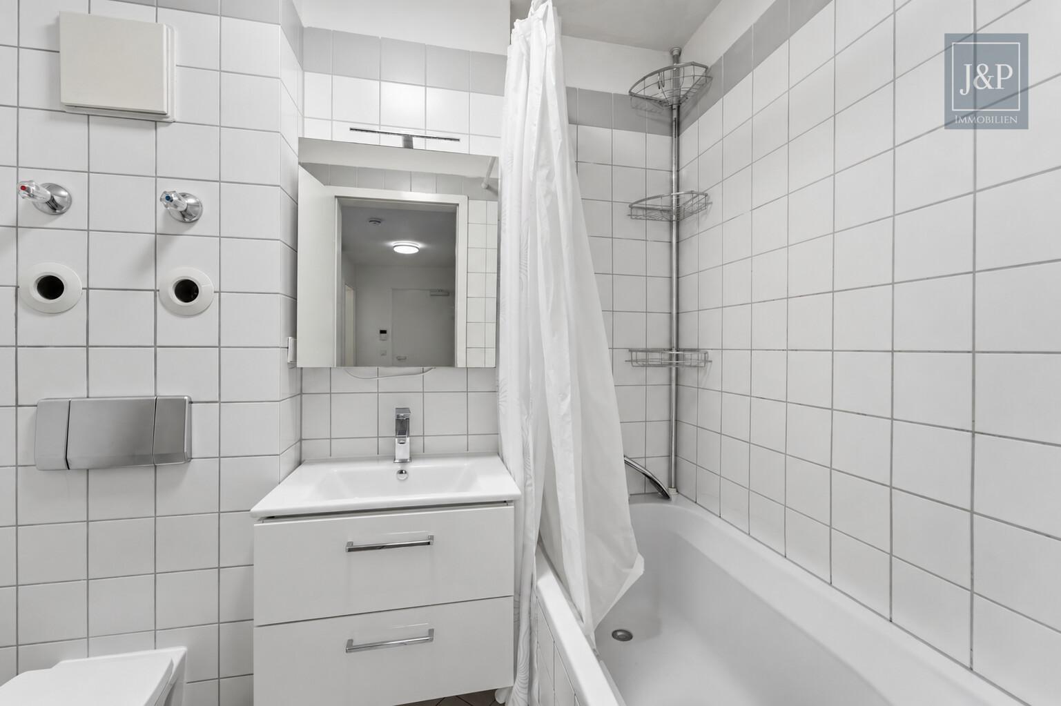 Ankommen und wohlfühlen: Helle 4-Zimmer-Wohnung mit Wintergarten & Balkon - Badezimmer