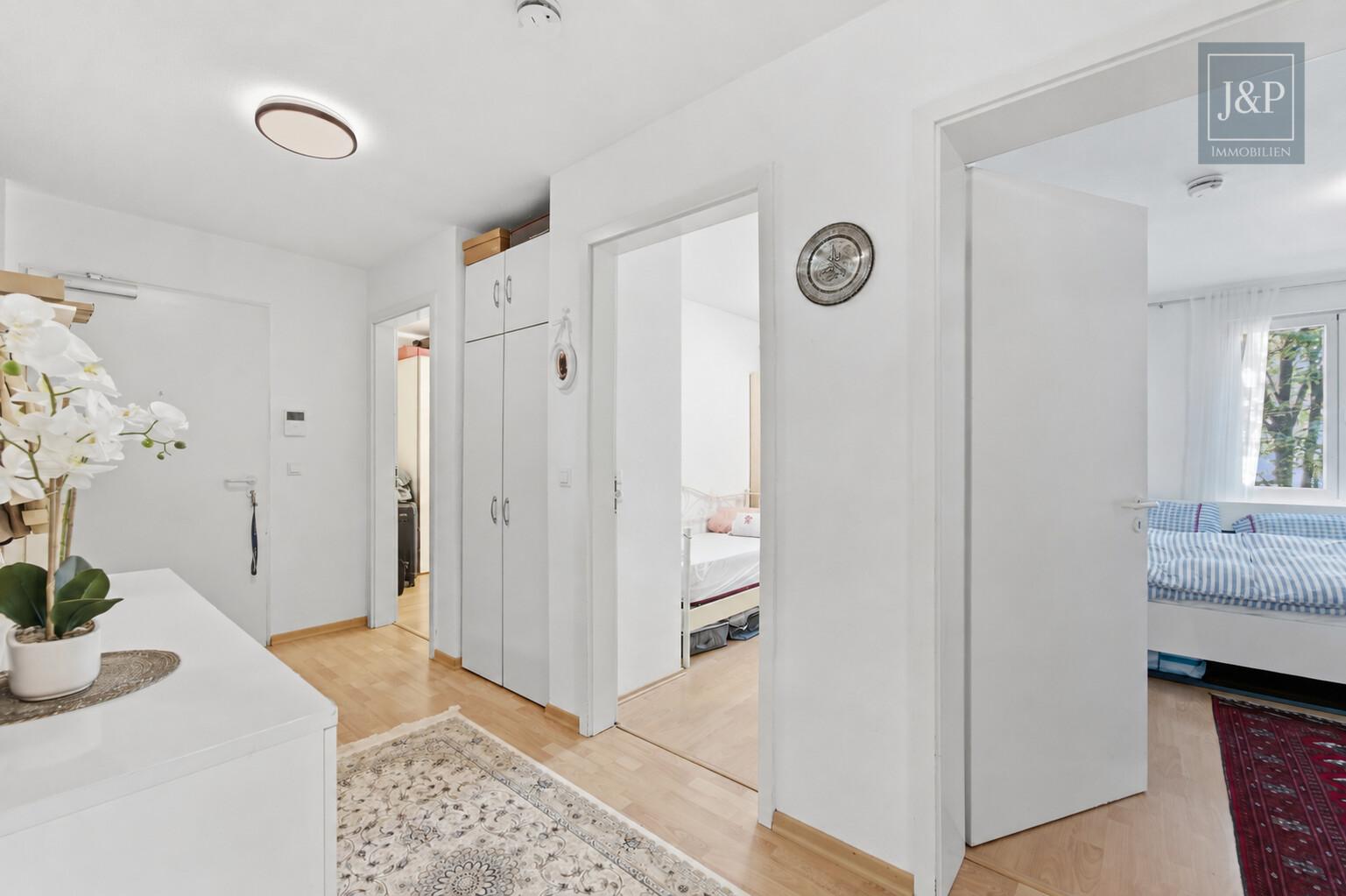 Ankommen und wohlfühlen: Helle 4-Zimmer-Wohnung mit Wintergarten & Balkon - Flur