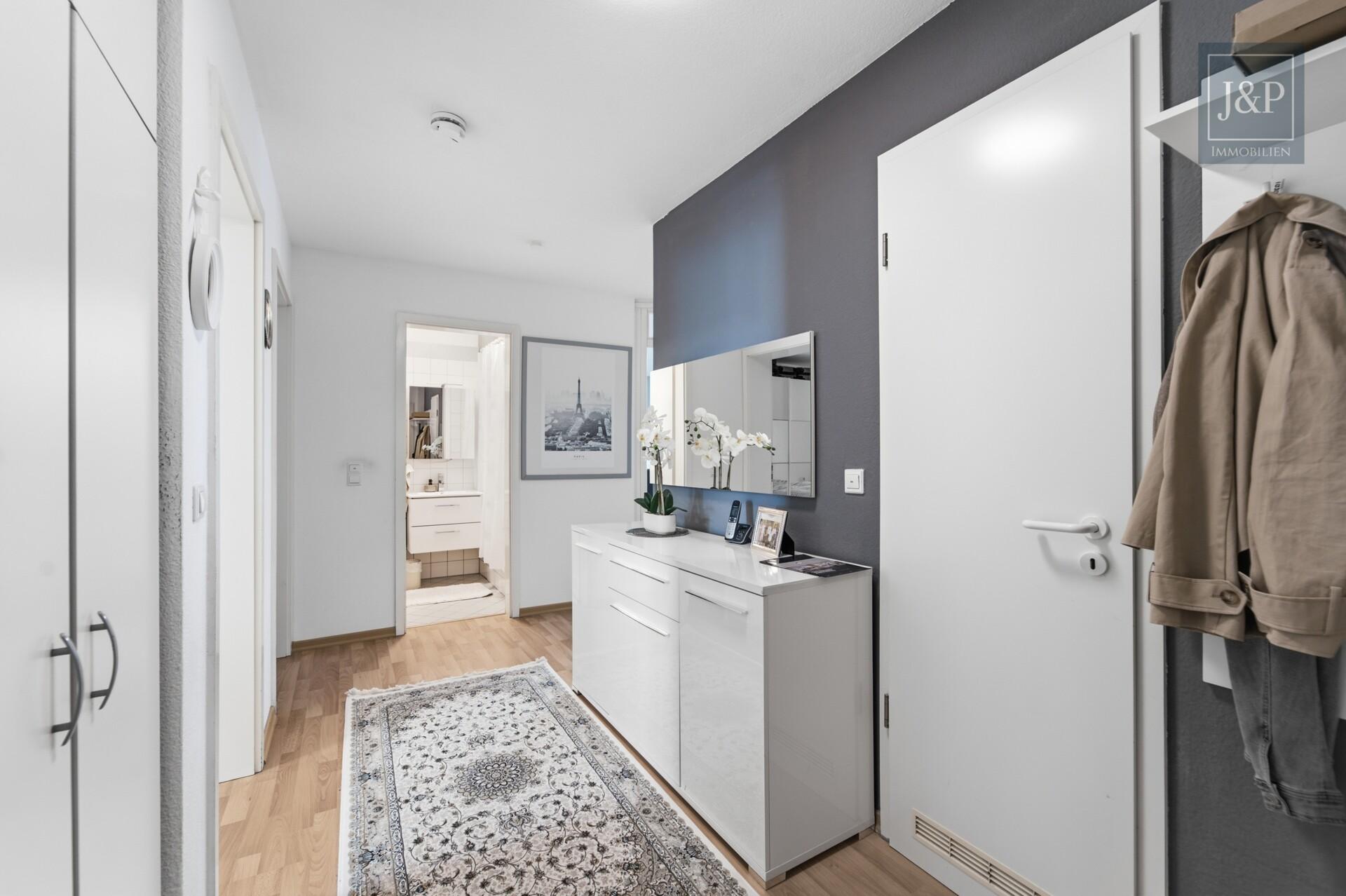 Ankommen und wohlfühlen: Helle 4-Zimmer-Wohnung mit Wintergarten & Balkon - Flur