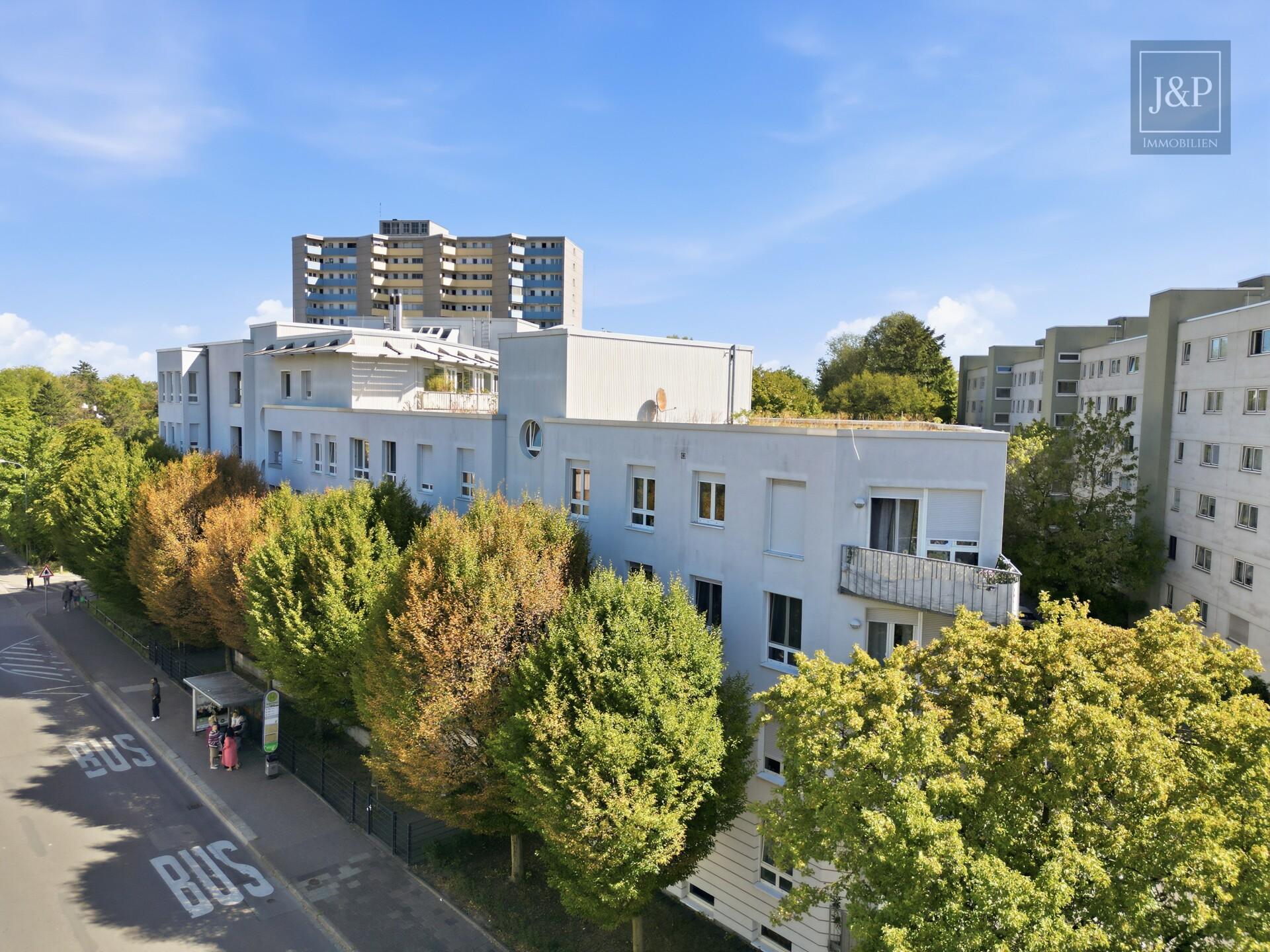 Ankommen und wohlfühlen: Helle 4-Zimmer-Wohnung mit Wintergarten & Balkon - Aussenansicht