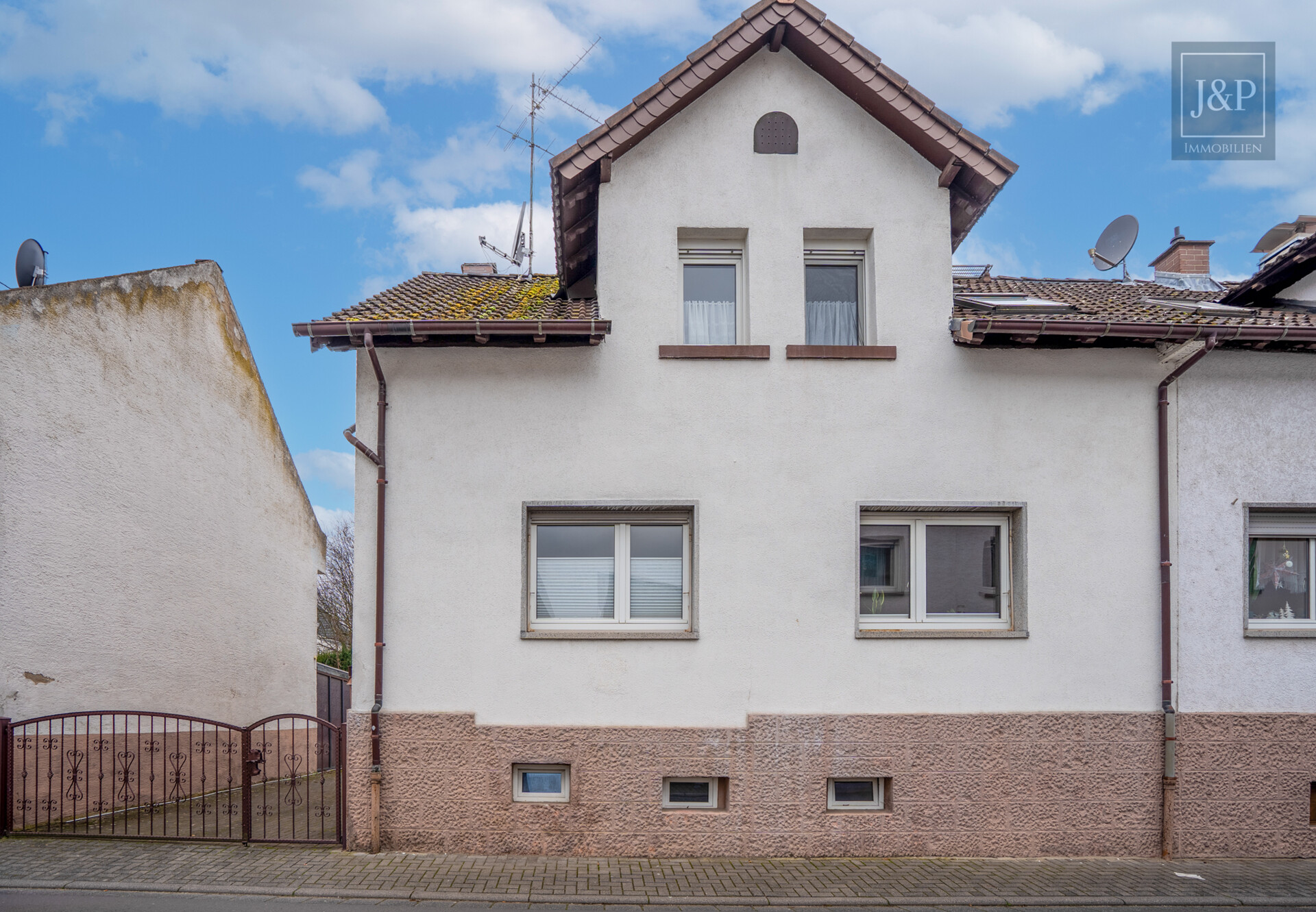 Familienfreundliche Doppelhaushälfte mit Westterrasse, Garten & Wallbox! - Außenansicht