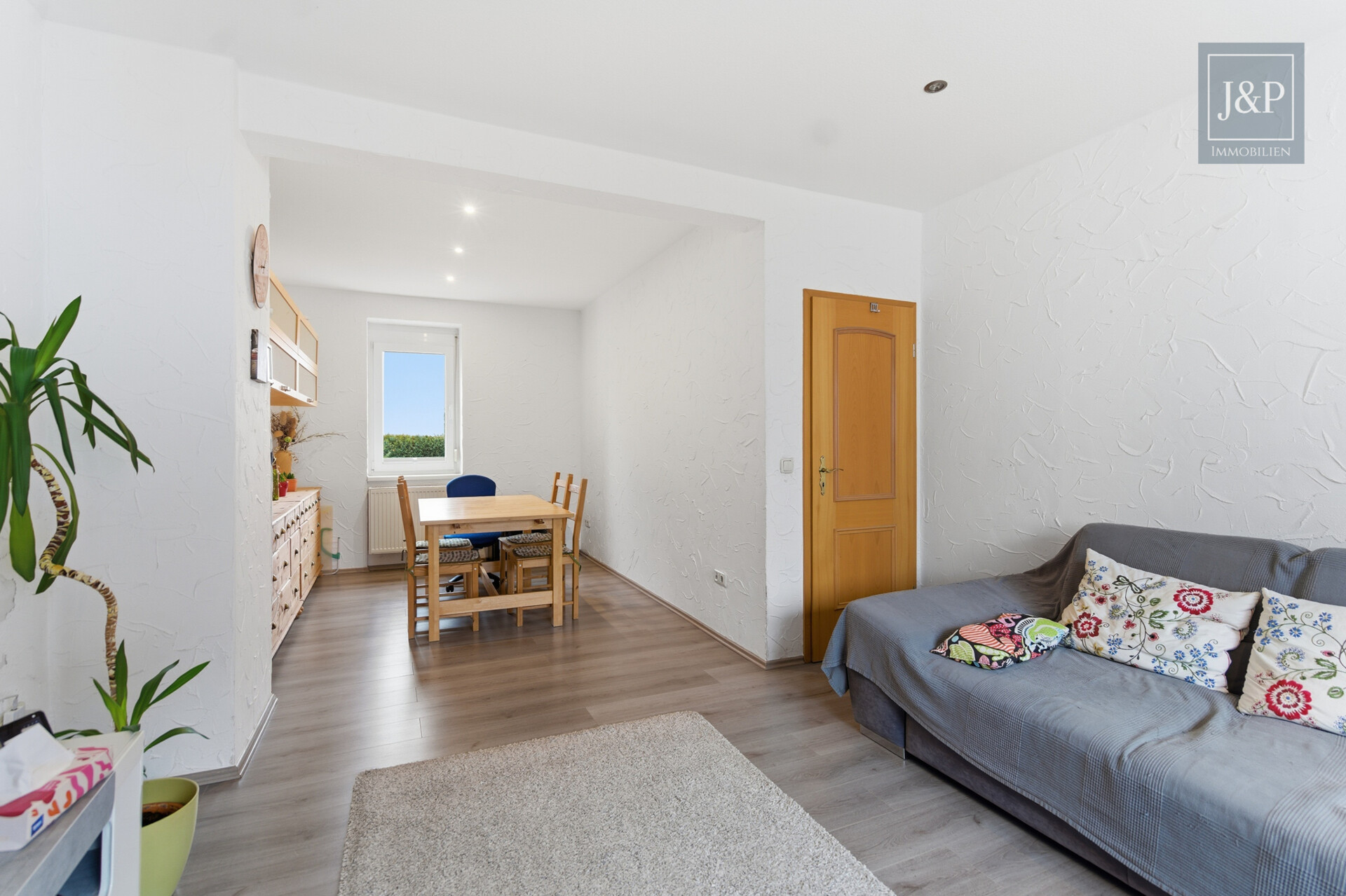 Familienfreundliche Doppelhaushälfte mit Westterrasse, Garten & Wallbox! - Wohnzimmer