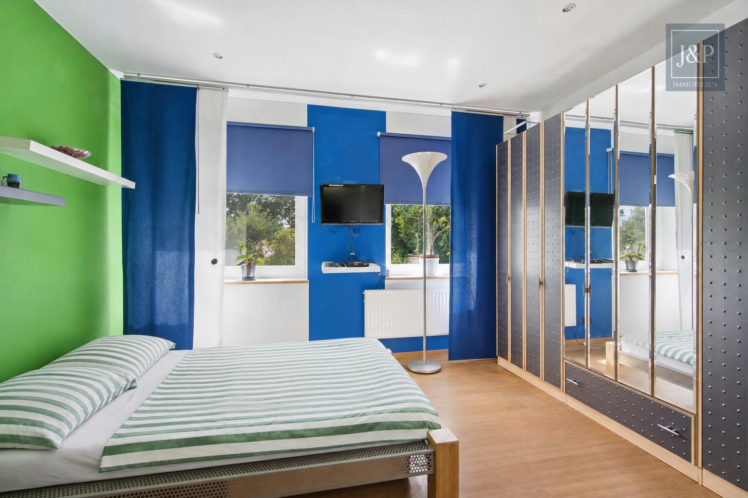 Großzügiger Garten: Modernisiertes Wohnjuwel zum Einzug bereit - Schlafzimmer EG
