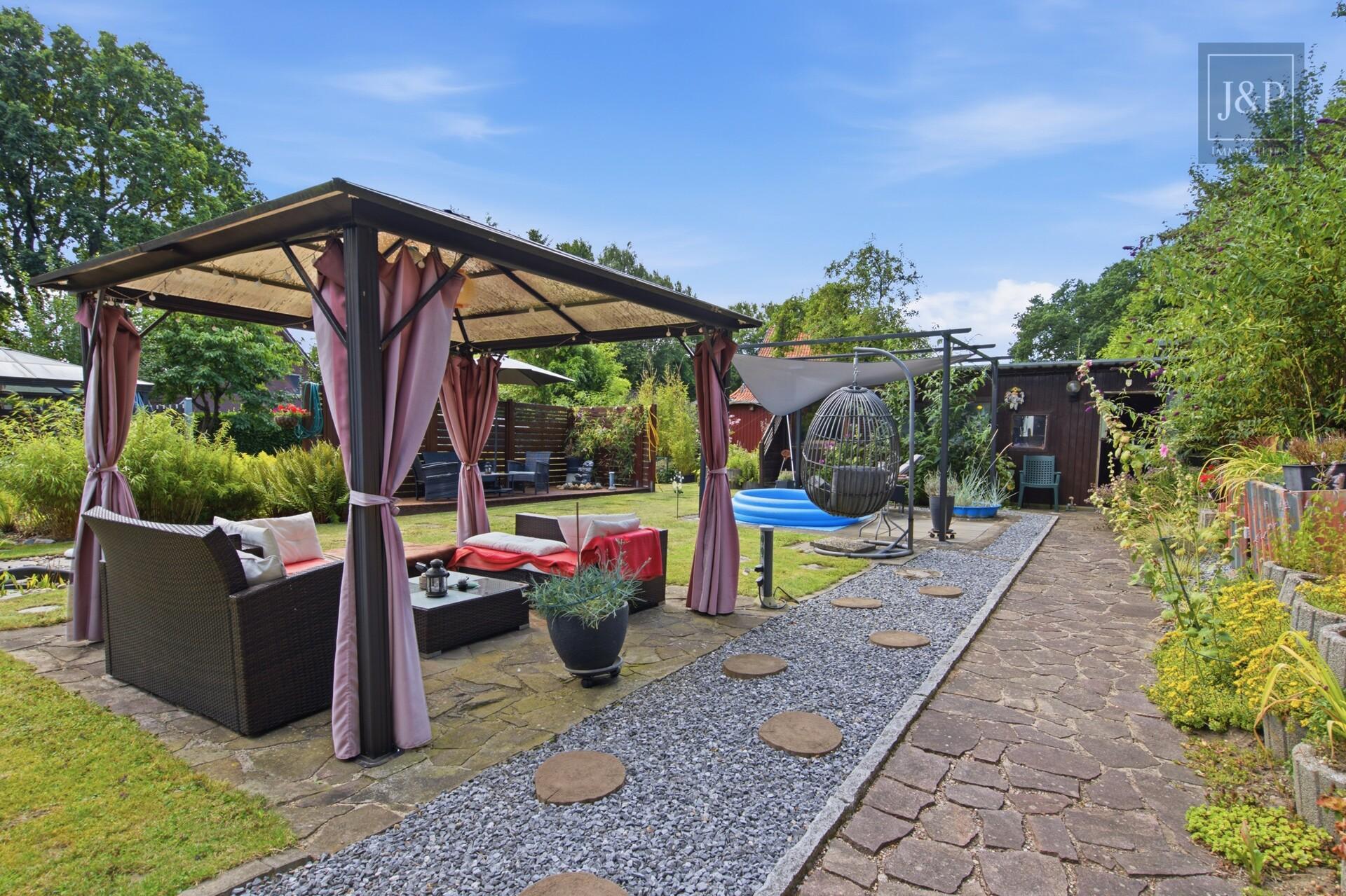 Großzügiger Garten: Modernisiertes Wohnjuwel zum Einzug bereit - Garten