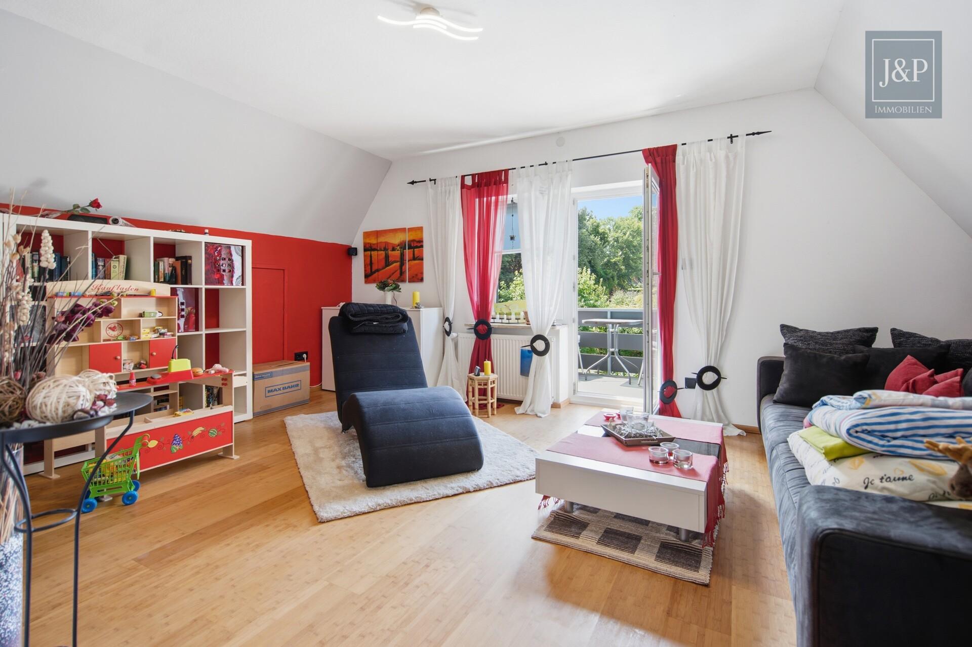 Großzügiger Garten: Modernisiertes Wohnjuwel zum Einzug bereit - Wohnzimmer DG