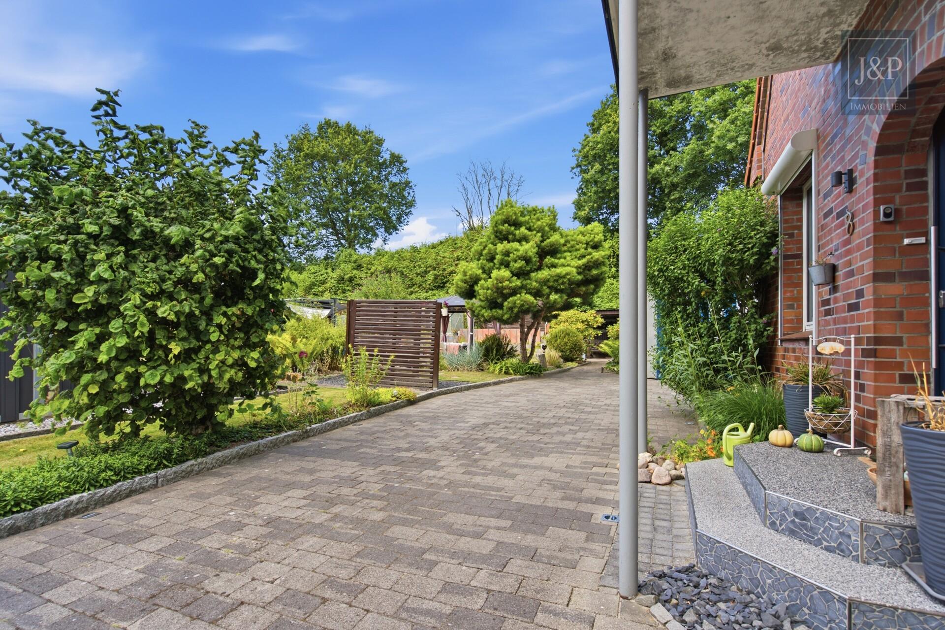 Großzügiger Garten: Modernisiertes Wohnjuwel zum Einzug bereit - Auffahrt
